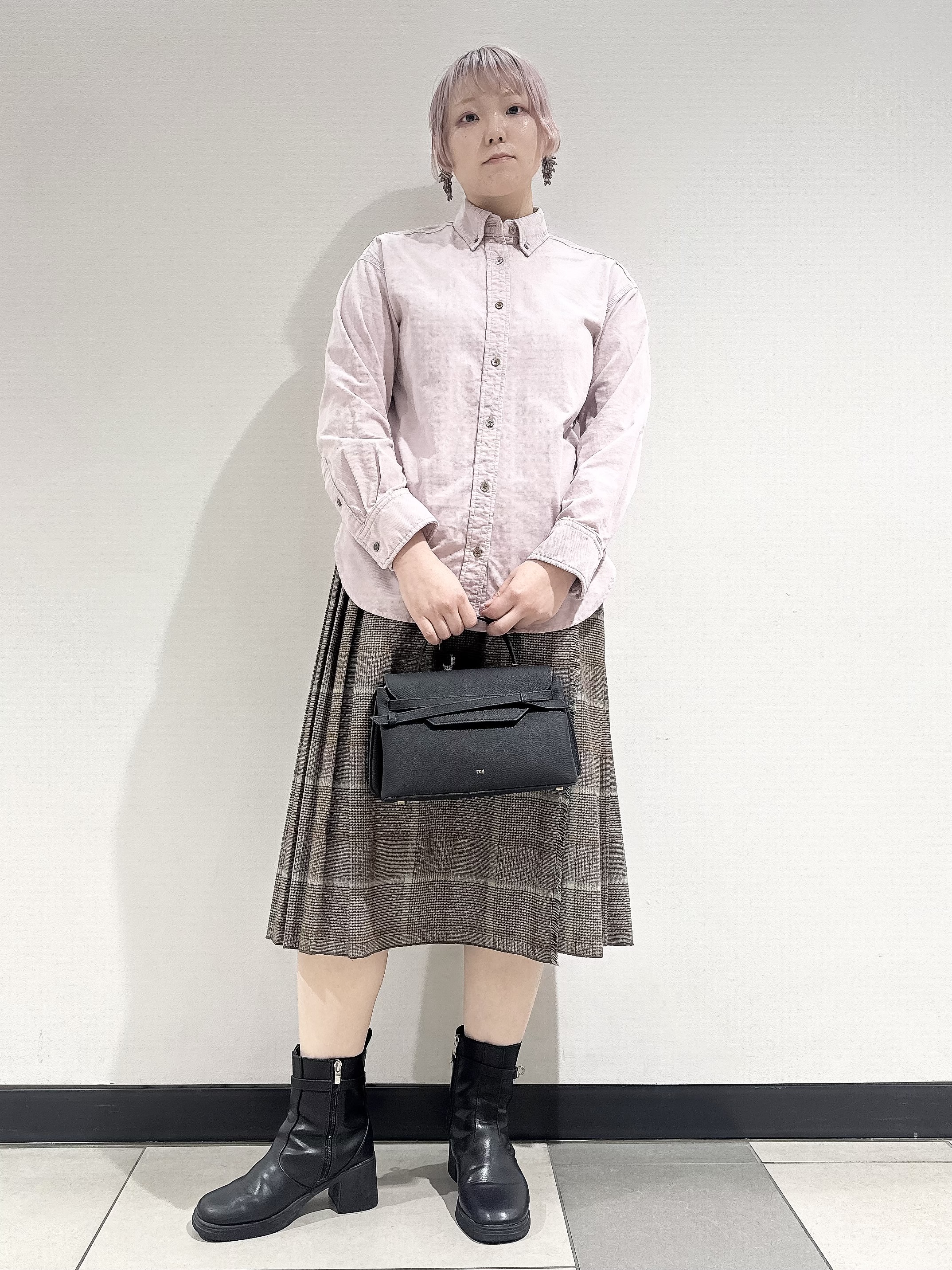 なかもとあきさんの「DRESSTERIOR｜【軽やかな着心地】コーデュロイ オーバーサイズシャツ」を使ったコーディネート