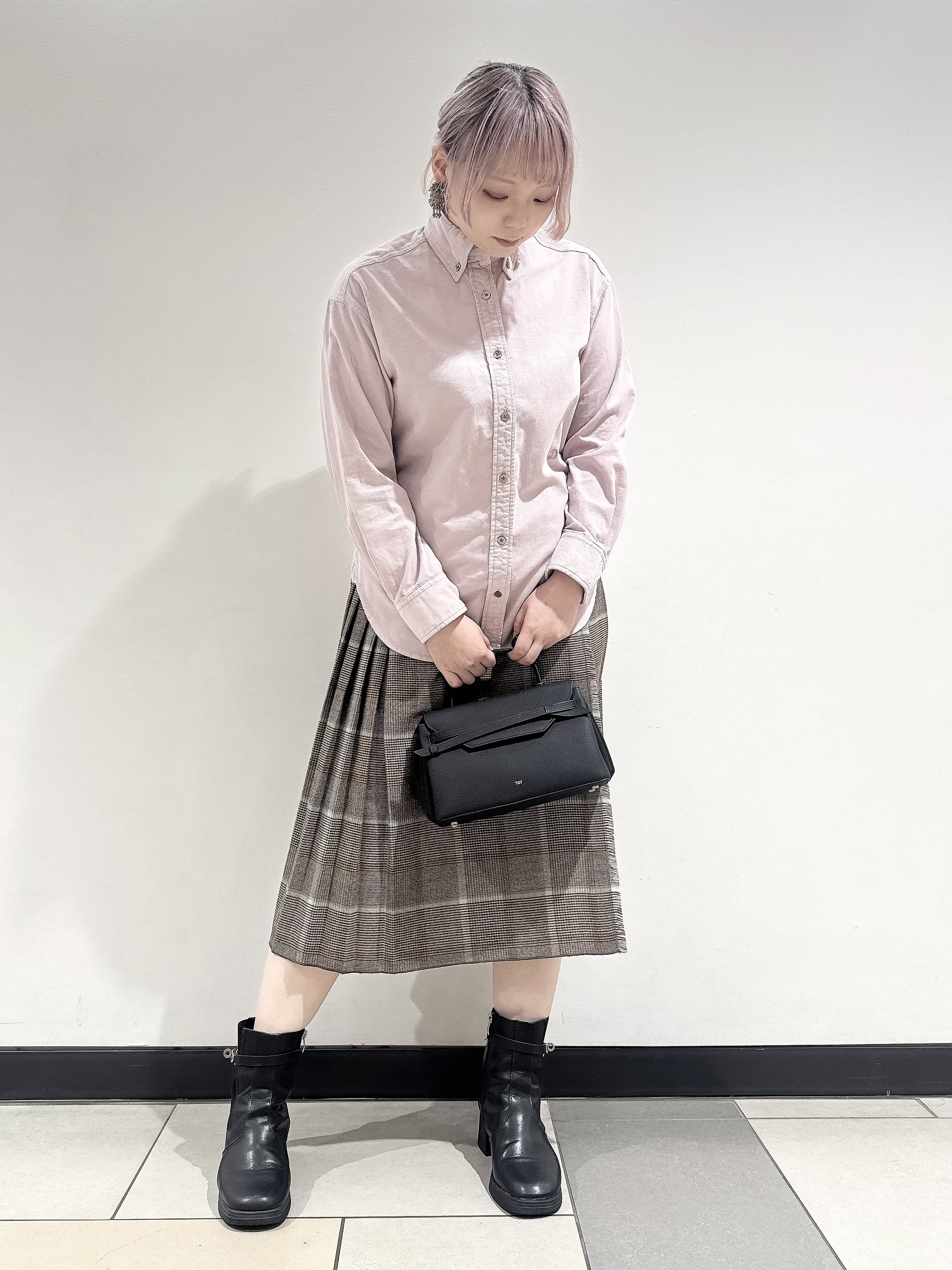 なかもとあきさんの「DRESSTERIOR｜【軽やかな着心地】コーデュロイ オーバーサイズシャツ」を使ったコーディネート