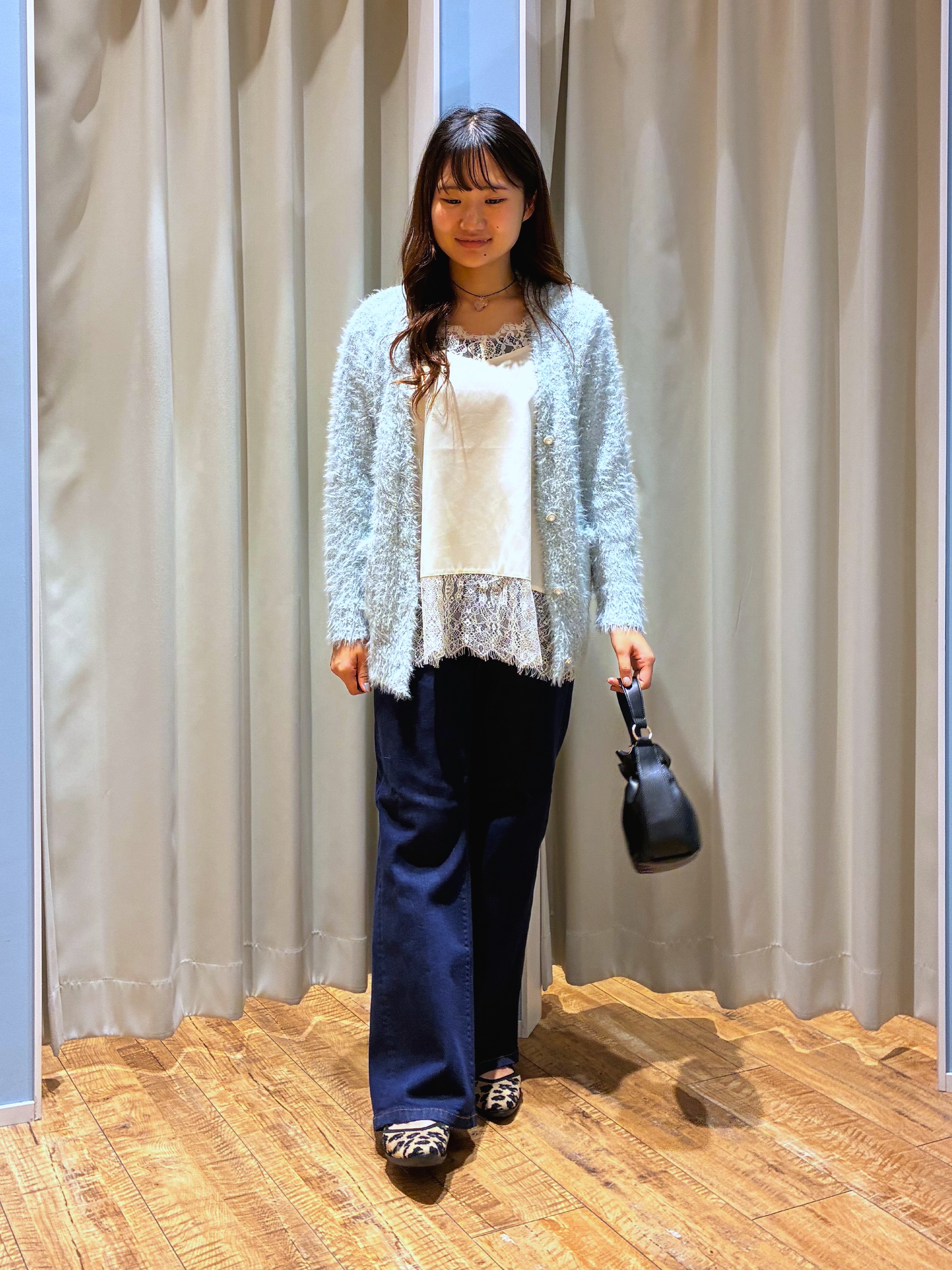 もんちゃんさんの「SHOO･LA･RUE｜【洗濯機可】ふわふわフェザーⅤネックカーディガン」を使ったコーディネート