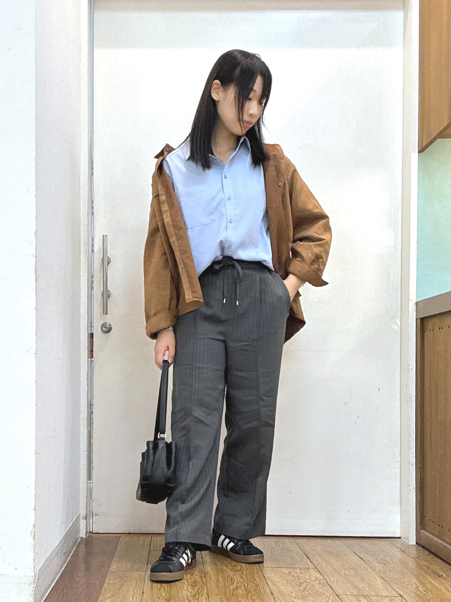 Karinさんの「SHOO･LA･RUE｜【洗濯後しわになりにくい/S-LL】気分で選ぶ 大人のデイリー使いに ベーシックシャツ」を使ったコーディネート