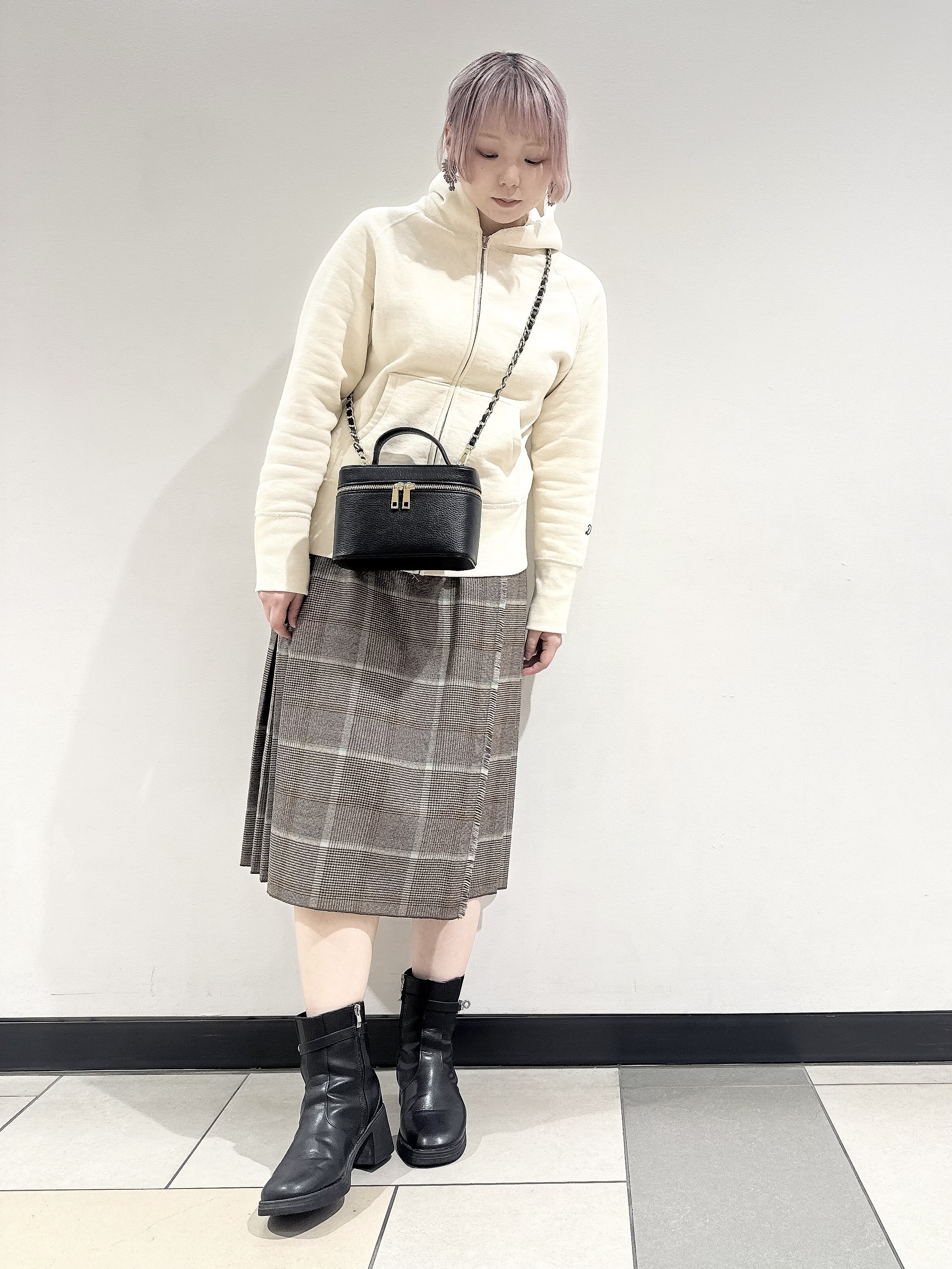 なかもとあきさんの「DRESSTERIOR｜デキシー吊裏毛ジップアップパーカ」を使ったコーディネート