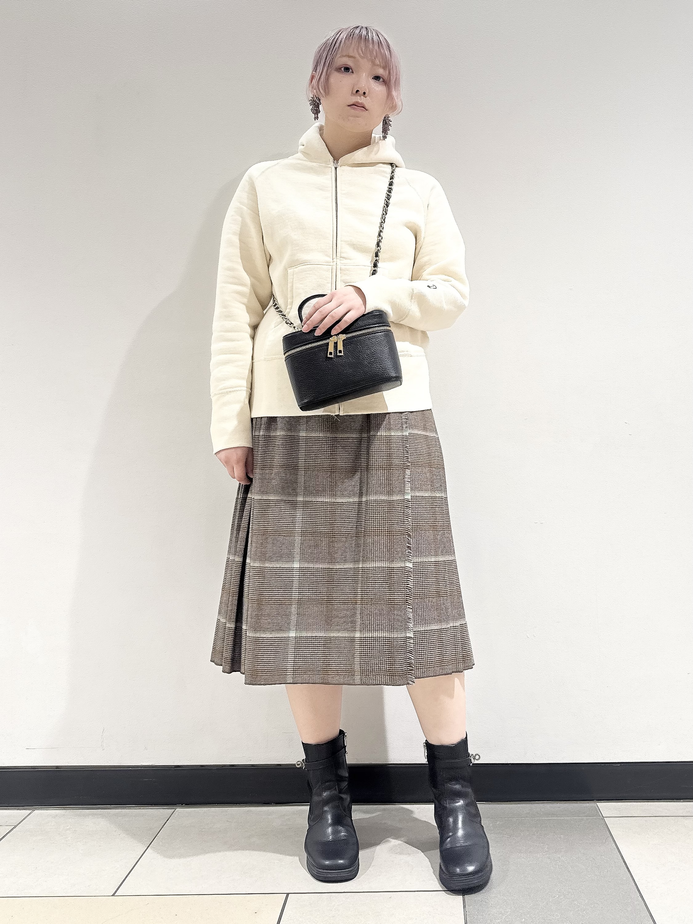 なかもとあきさんの「DRESSTERIOR｜デキシー吊裏毛ジップアップパーカ」を使ったコーディネート