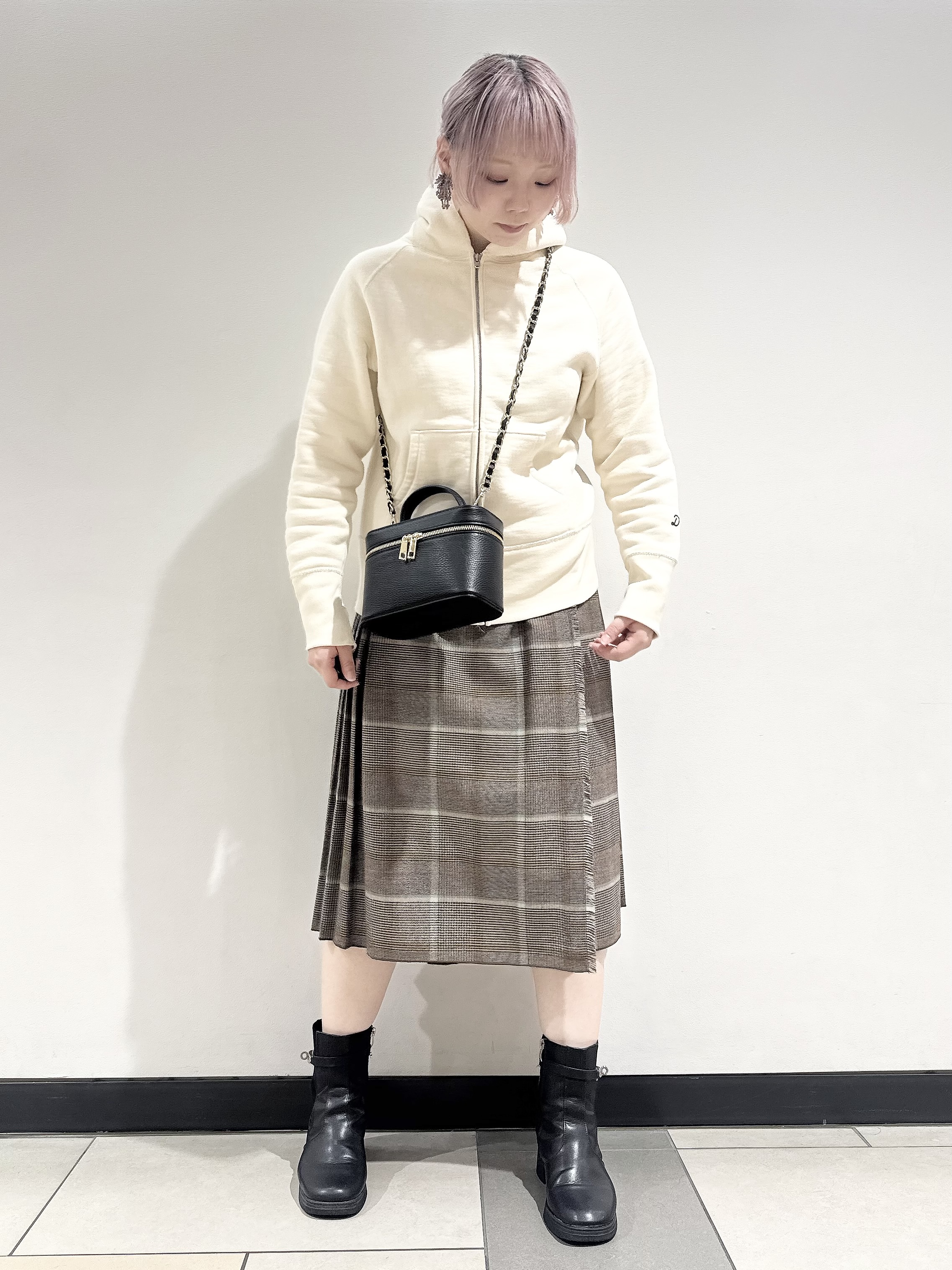 なかもとあきさんの「DRESSTERIOR｜デキシー吊裏毛ジップアップパーカ」を使ったコーディネート