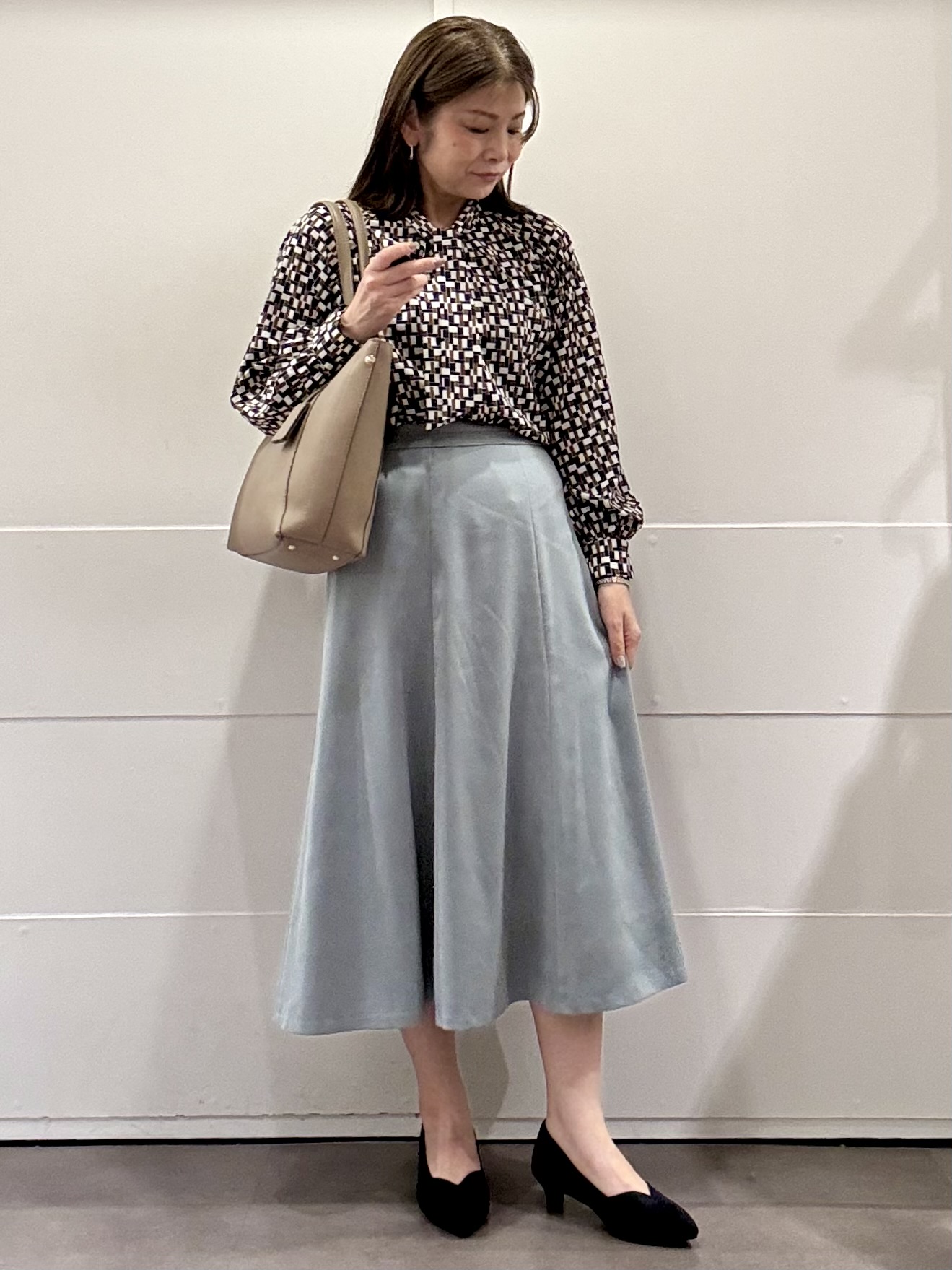 ちいさんの「Reflect｜【SS-4Lサイズ／セットアップ】幾何柄プリント ボウタイデザインブラウス」を使ったコーディネート