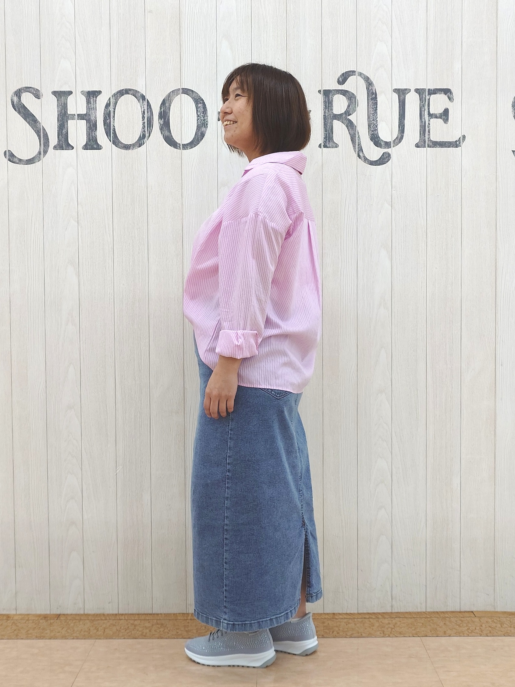 とろろさんの「SHOO･LA･RUE｜【洗濯機可】インせず決まるAライン ストライプスキッパーシャツ」を使ったコーディネート