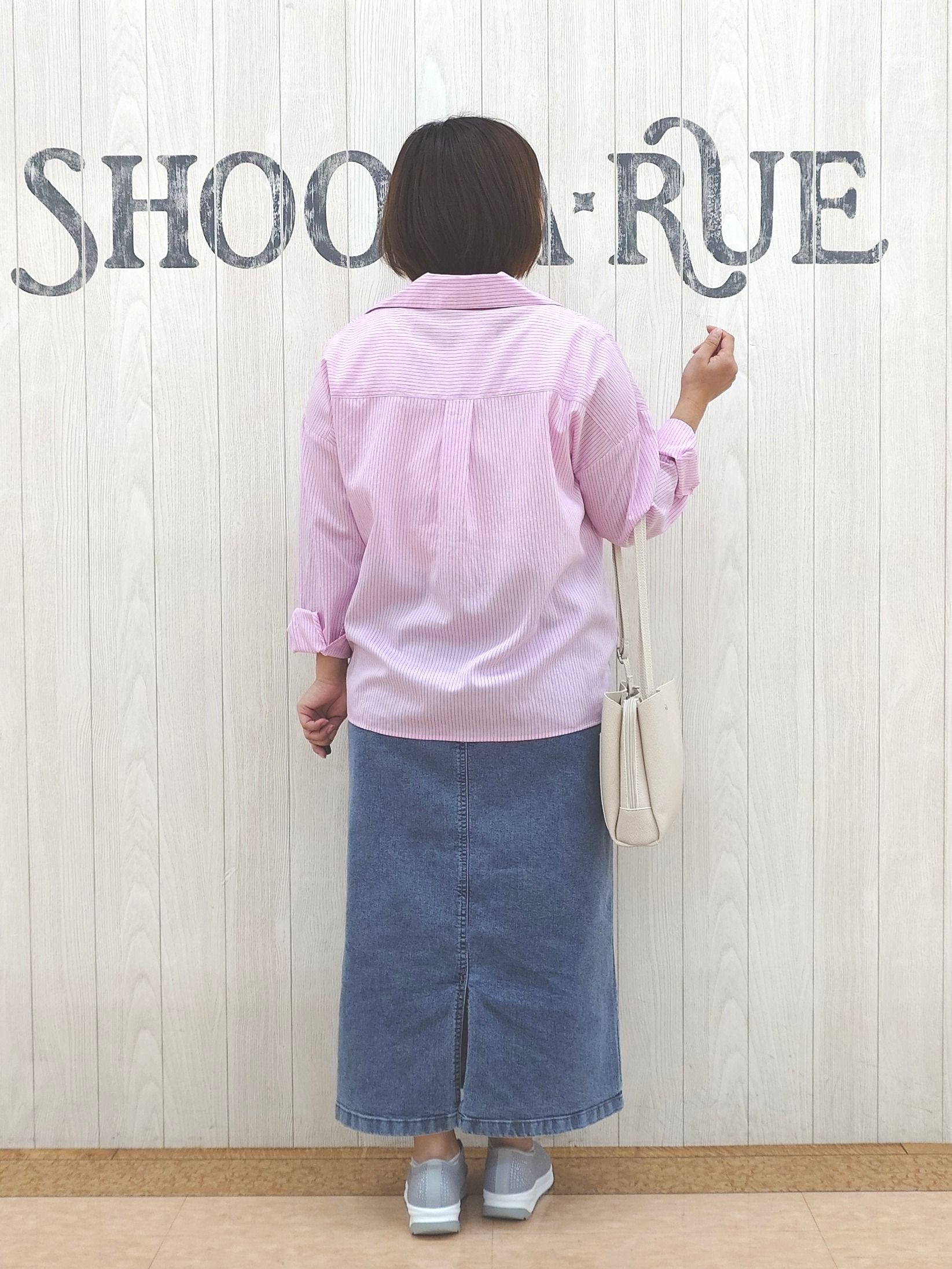 とろろさんの「SHOO･LA･RUE｜【洗濯機可】インせず決まるAライン ストライプスキッパーシャツ」を使ったコーディネート