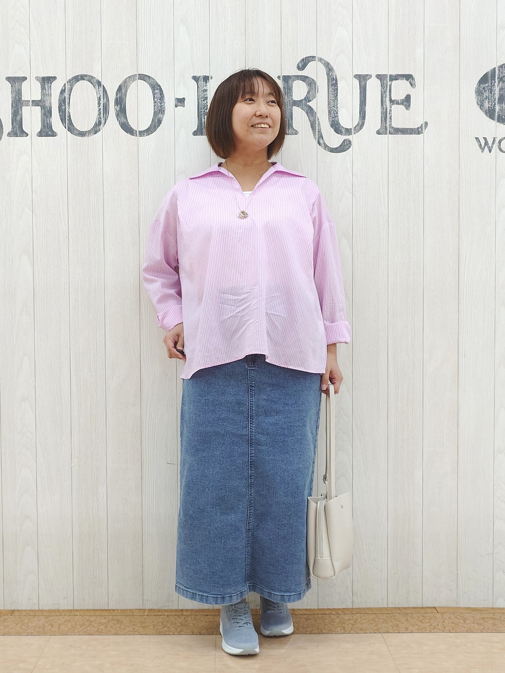 とろろさんの「SHOO･LA･RUE｜【洗濯機可】インせず決まるAライン ストライプスキッパーシャツ」を使ったコーディネート