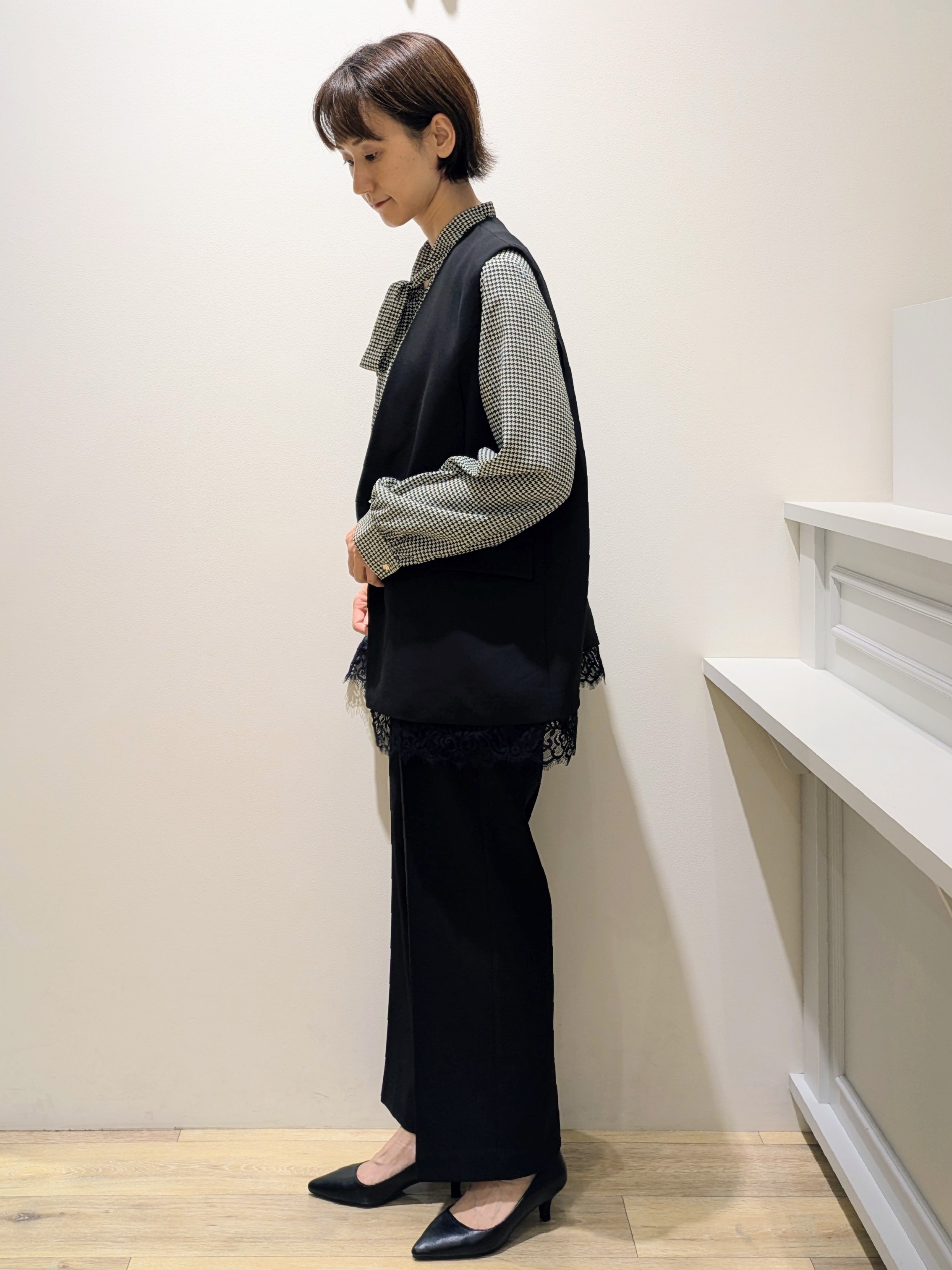 miuraさんの「OPAQUE.CLIP｜裾レースVネックジレ【2WAY ／洗濯機OK】」を使ったコーディネート