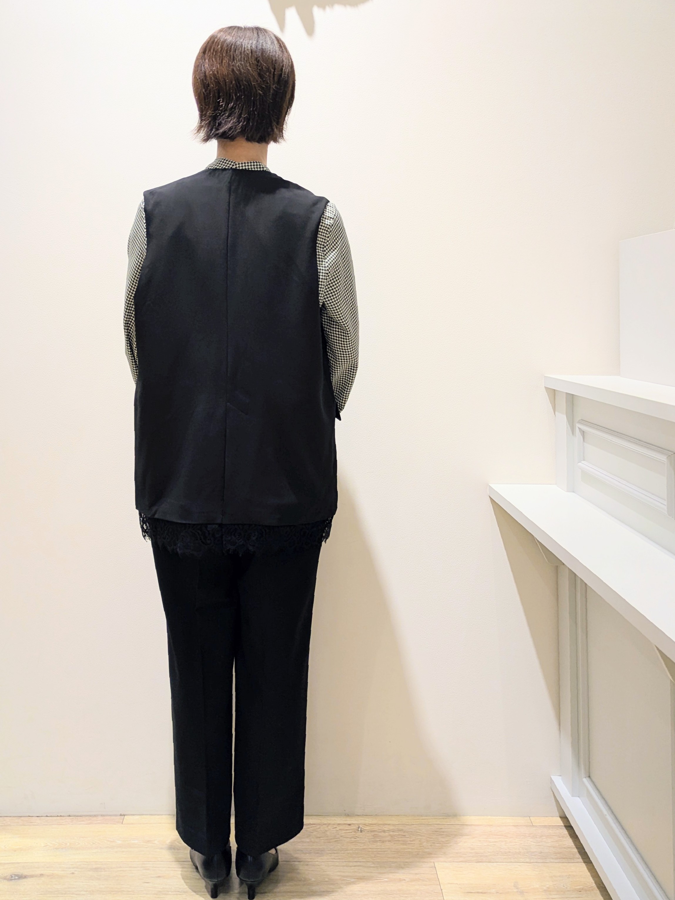 miuraさんの「OPAQUE.CLIP｜裾レースVネックジレ【2WAY ／洗濯機OK】」を使ったコーディネート