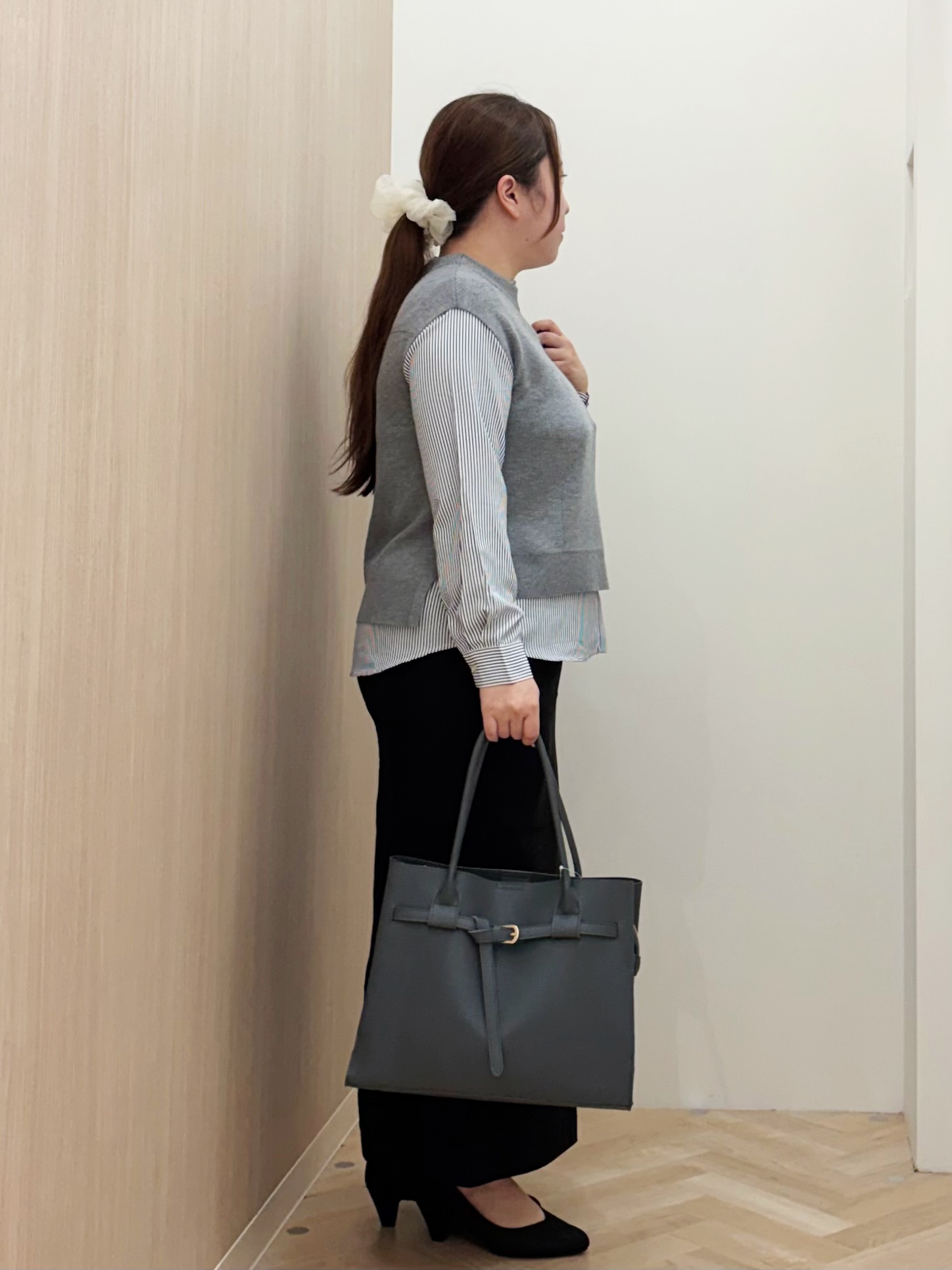 akariさんの「grove｜【2点セット/時短・着回し】ニットベスト&times;シャツ」を使ったコーディネート