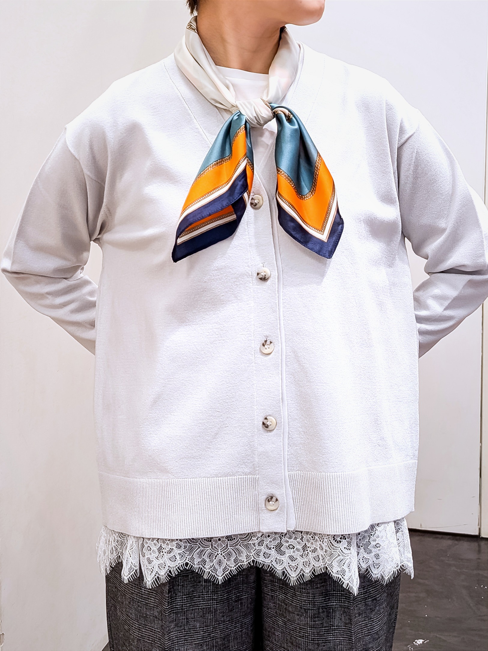 やまちゃんさんの「grove｜【毛玉軽減・2タイプから着丈選べる】キレイが続く Vネックカーディガン」を使ったコーディネート