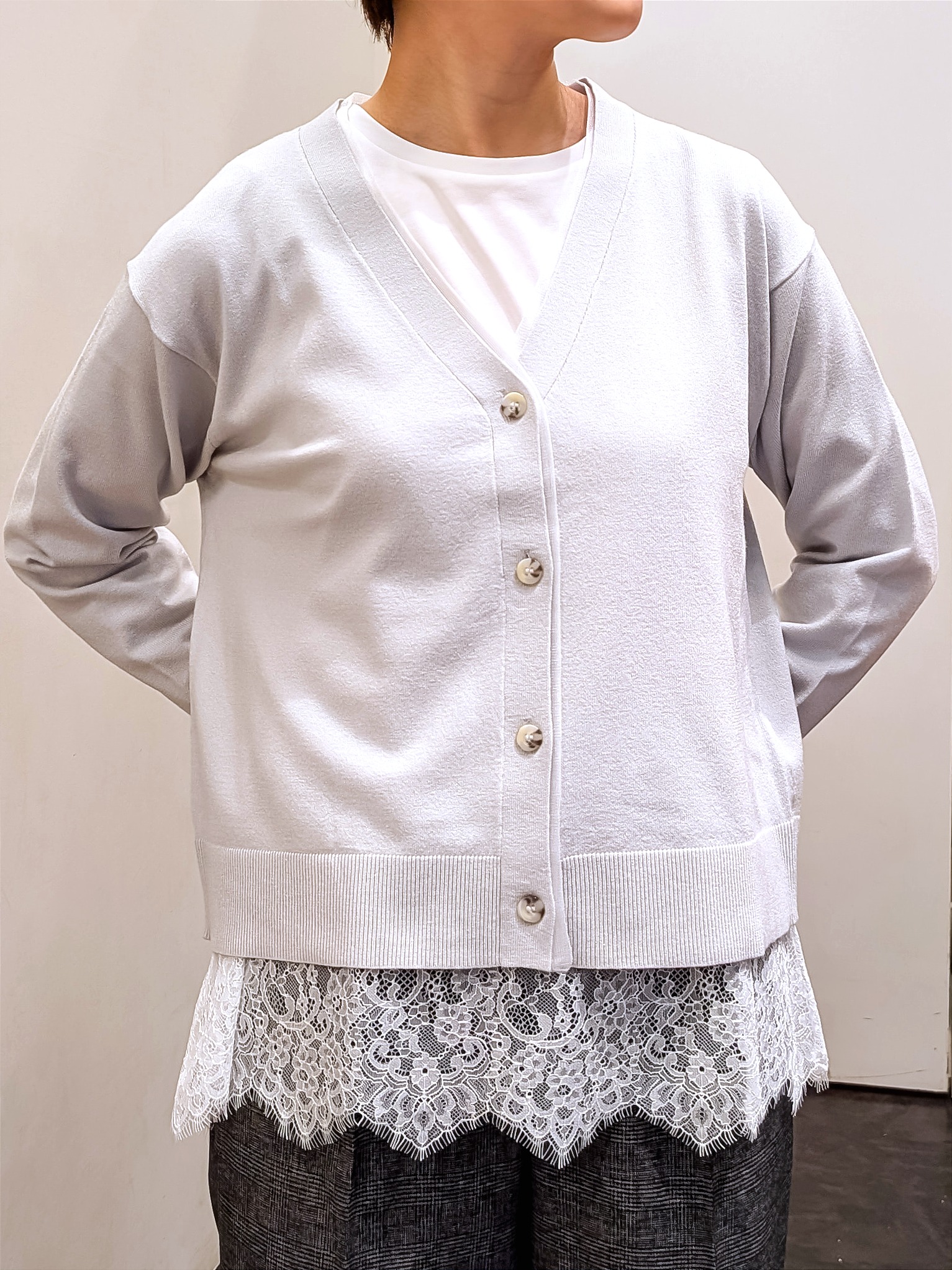 やまちゃんさんの「grove｜【毛玉軽減・2タイプから着丈選べる】キレイが続く Vネックカーディガン」を使ったコーディネート