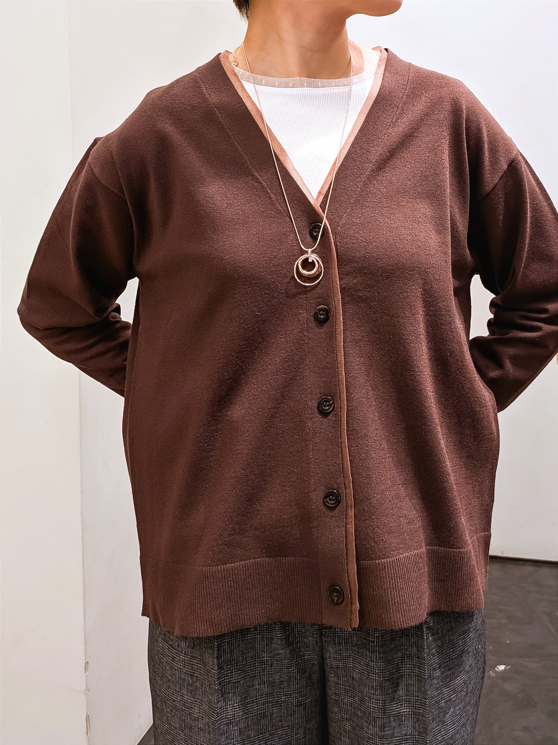 やまちゃんさんの「grove｜【毛玉軽減・2タイプから着丈選べる】キレイが続く Vネックカーディガン」を使ったコーディネート