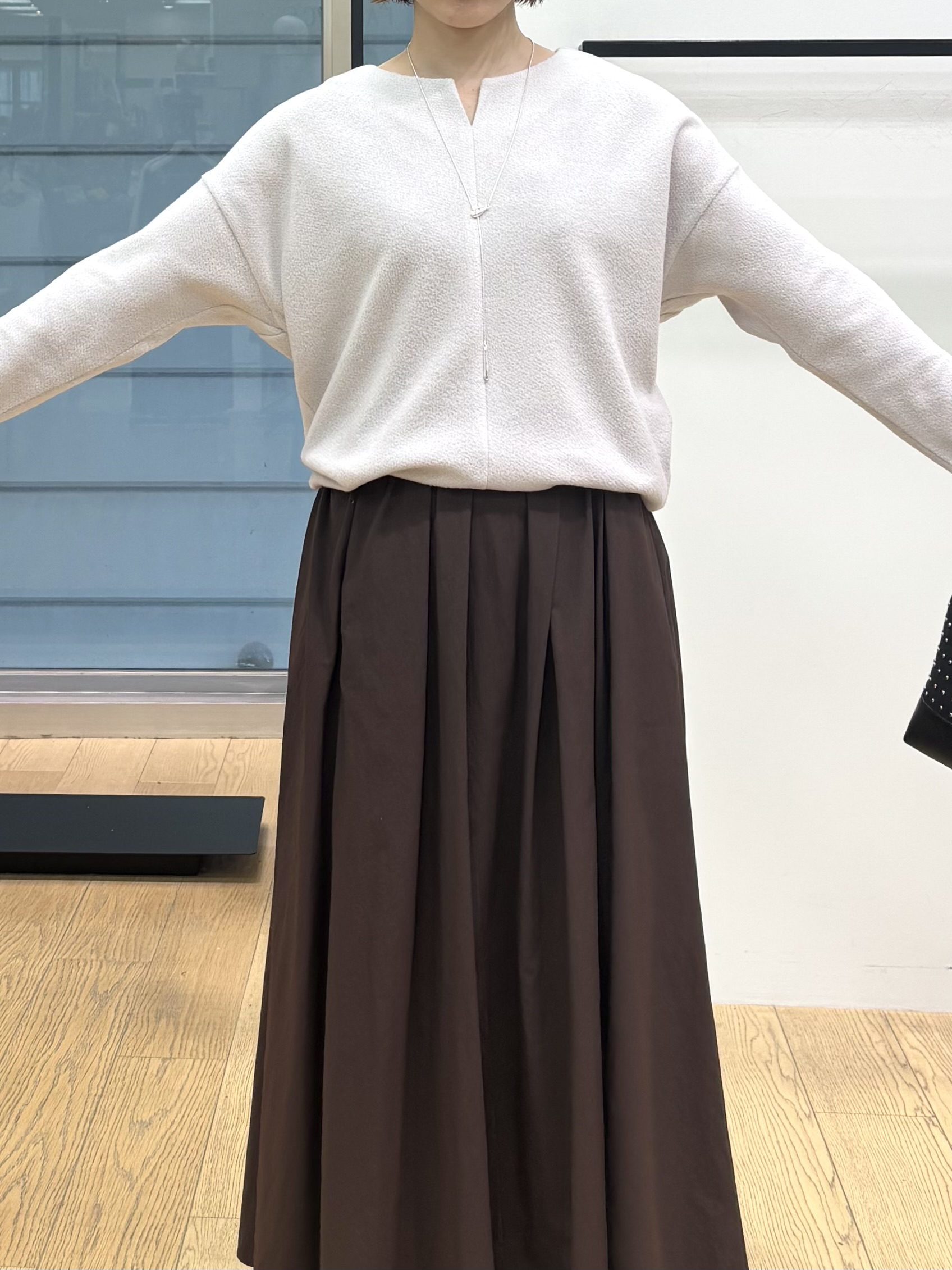 asamiさんの「INDIVI｜【撥水／裏地なし軽量】ギャザーボリュームスカート」を使ったコーディネート