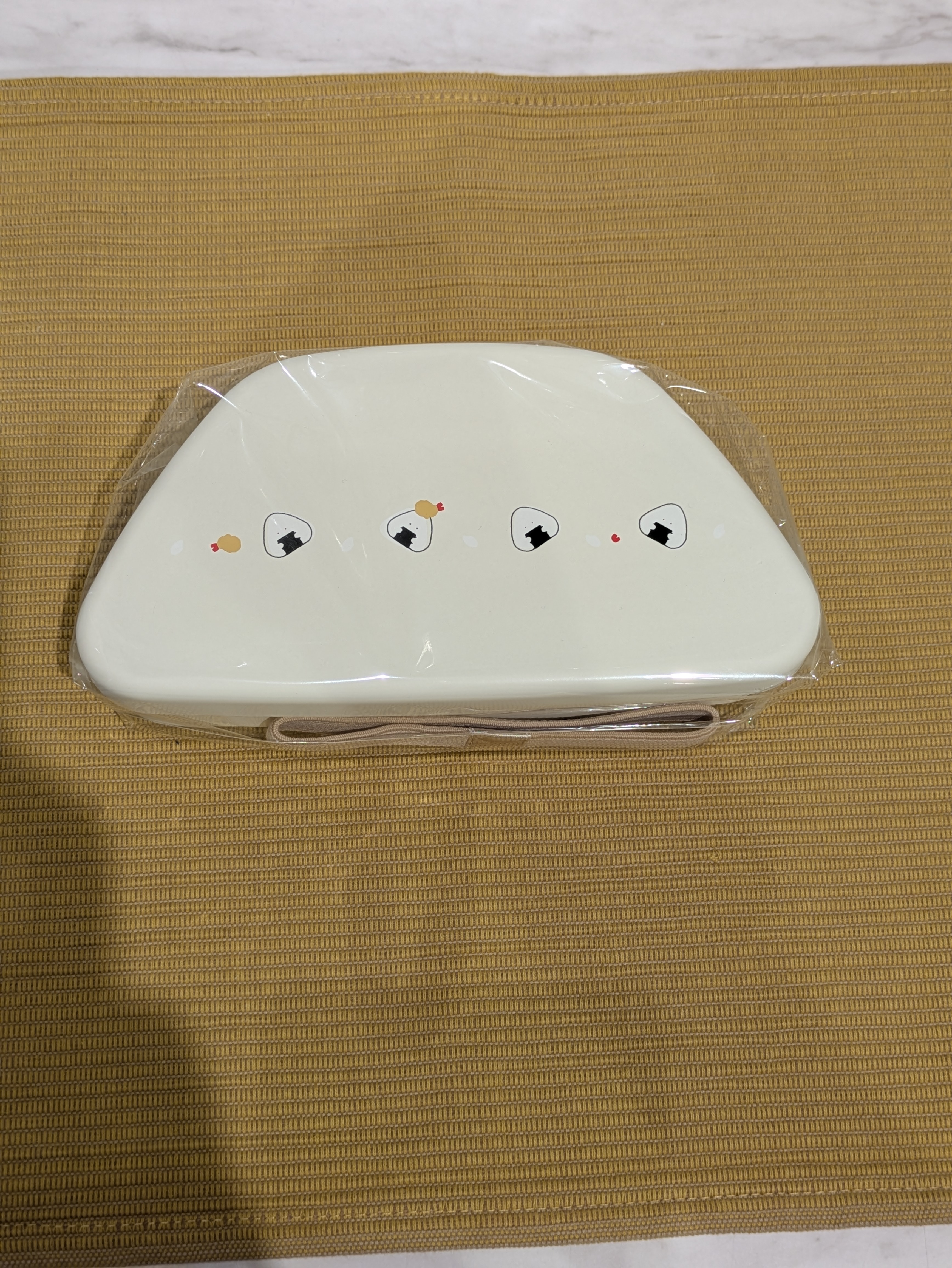山田裕貴子さんの「212 KITCHEN STORE｜ぎゅっとおにぎりさん 保冷ランチポーチM 鮭&梅 BK」を使ったコーディネート
