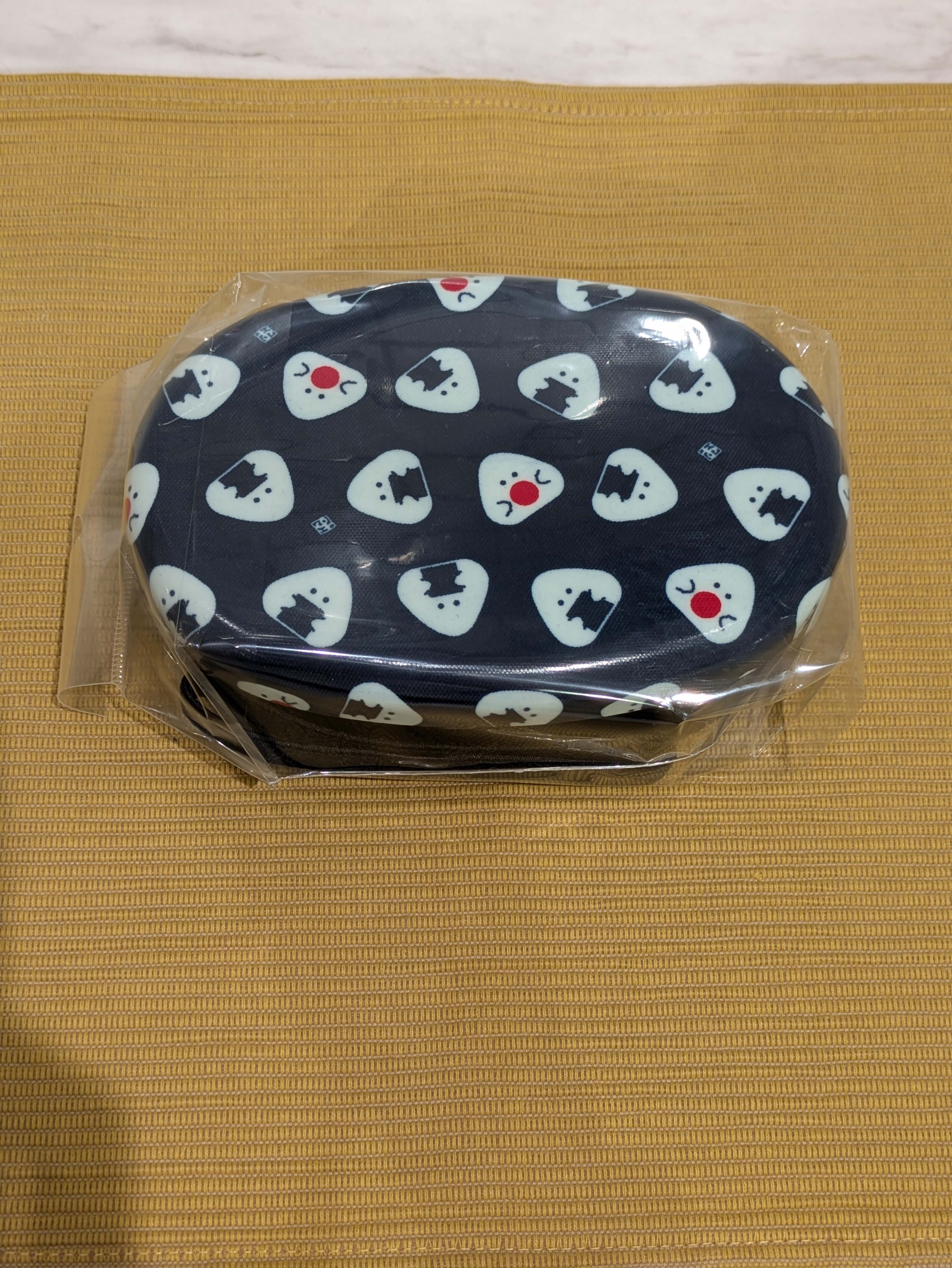 山田裕貴子さんの「212 KITCHEN STORE｜ぎゅっとおにぎりさん 保冷ランチポーチM 鮭&梅 BK」を使ったコーディネート
