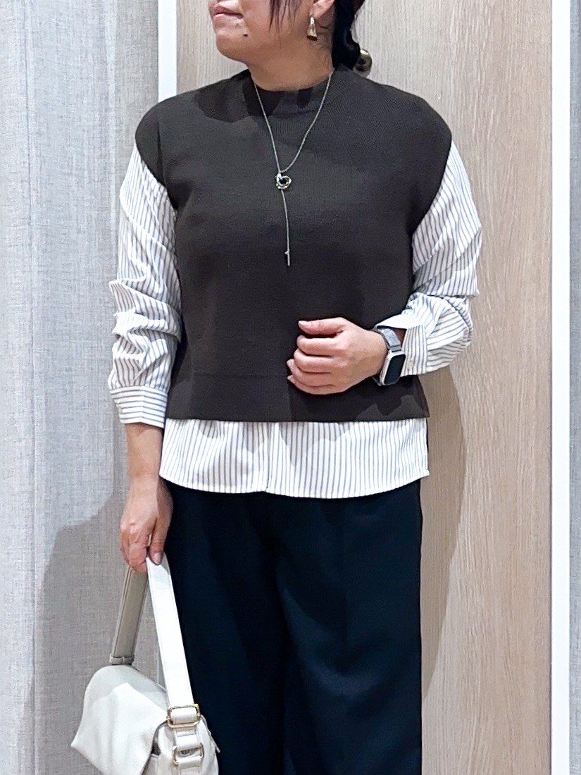 naoさんの「grove｜【2点セット/時短・着回し】ニットベスト&times;シャツ」を使ったコーディネート