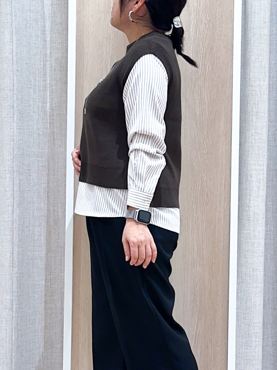 naoさんの「grove｜【2点セット/時短・着回し】ニットベスト&times;シャツ」を使ったコーディネート