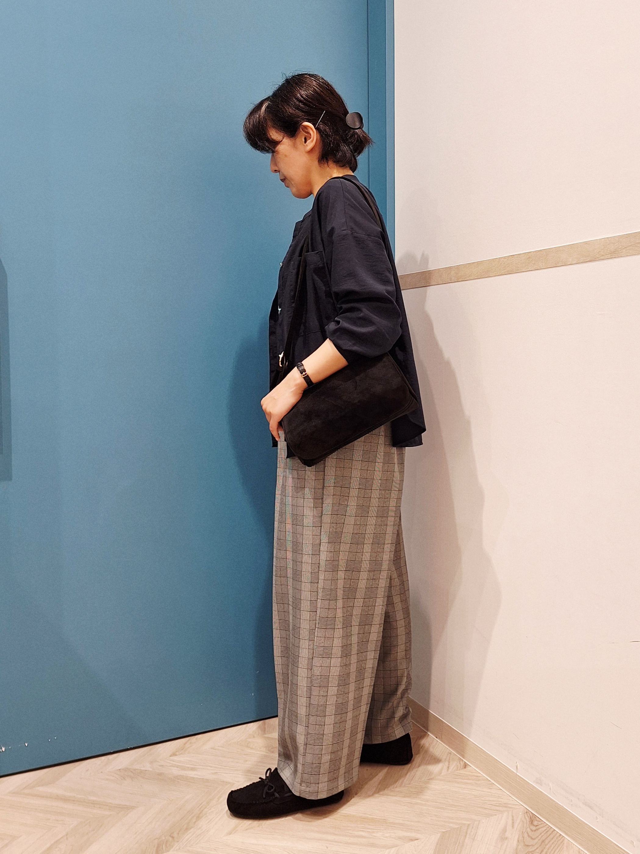 しろさんの「SHOO･LA･RUE｜【洗濯後しわになりにくい/S-LL】こなれ見え ゆるっと キーネック金ボタンポケットシャツ」を使ったコーディネート