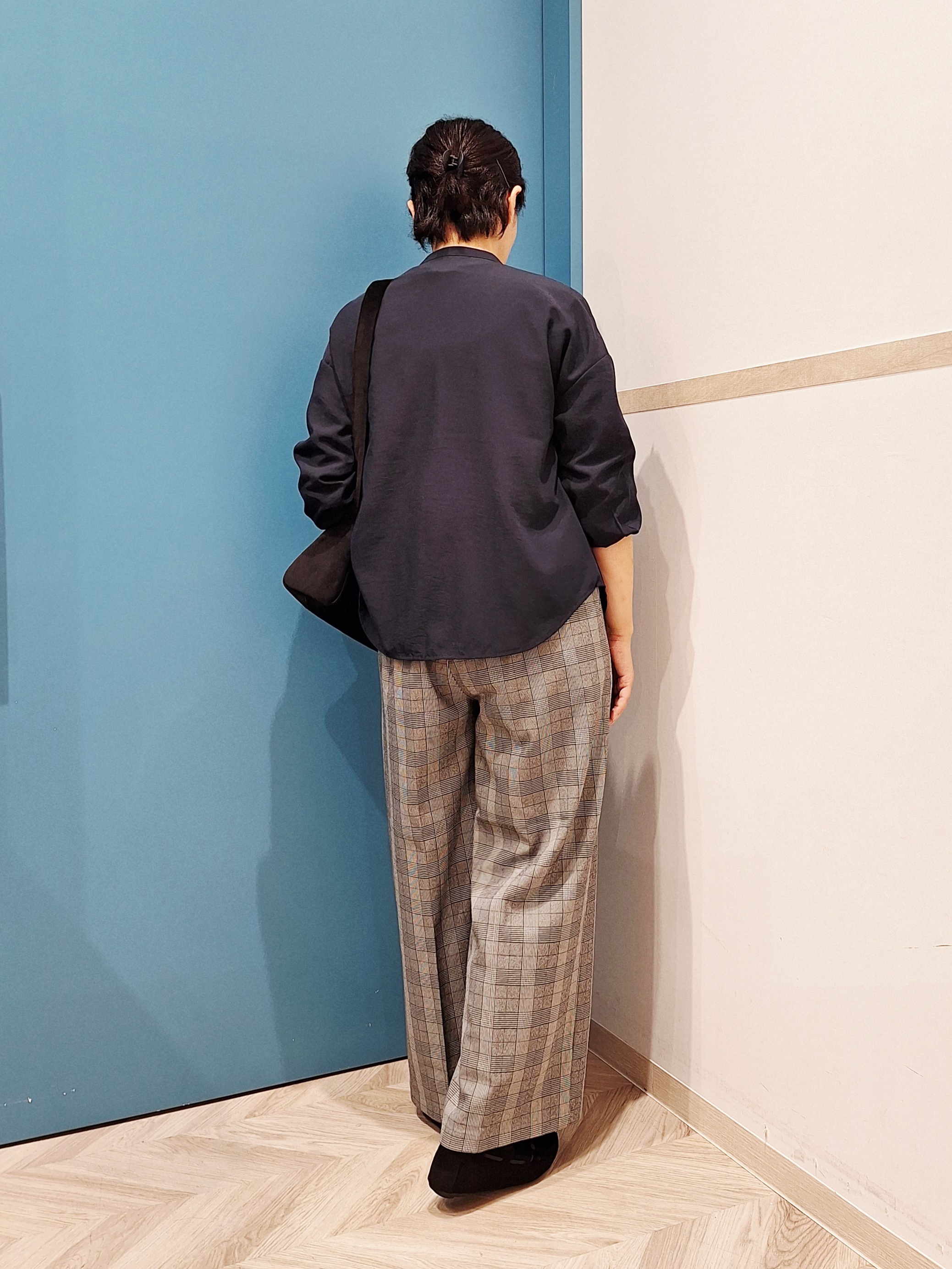 しろさんの「SHOO･LA･RUE｜【洗濯後しわになりにくい/S-LL】こなれ見え ゆるっと キーネック金ボタンポケットシャツ」を使ったコーディネート