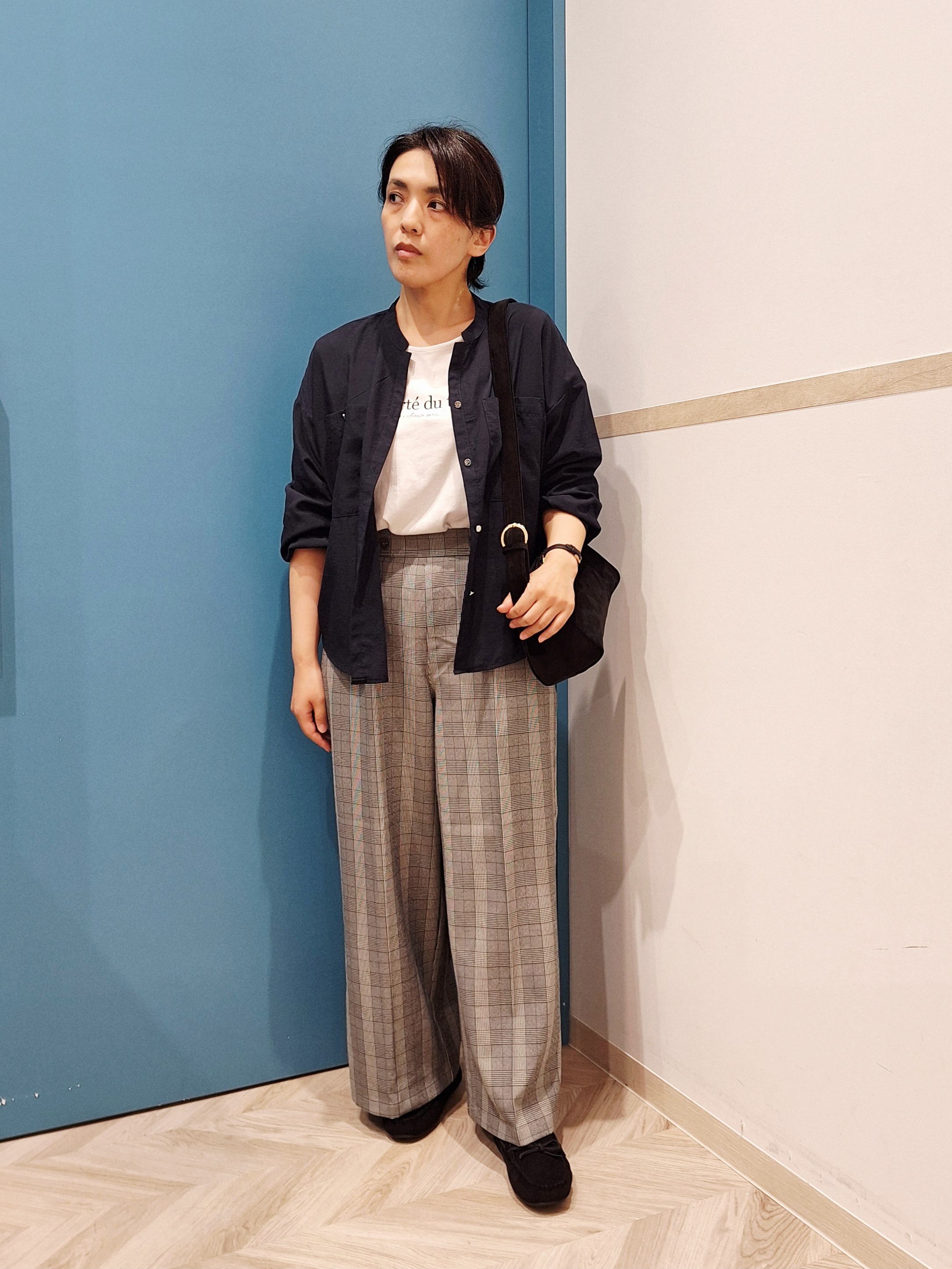 しろさんの「SHOO･LA･RUE｜【洗濯後しわになりにくい/S-LL】こなれ見え ゆるっと キーネック金ボタンポケットシャツ」を使ったコーディネート