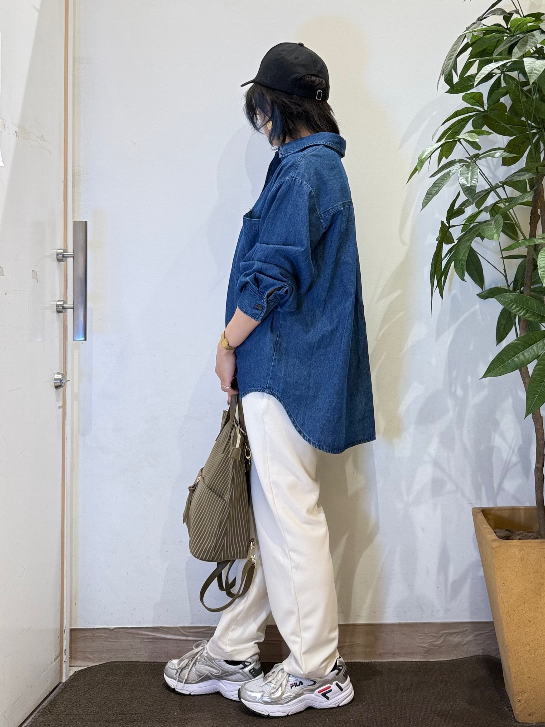 misakiさんの「SHOO･LA･RUE｜【S-LL/洗濯機可/体型カバー】ライトオンスデニム ダブルポケット オーバーサイズシャツ」を使ったコーディネート