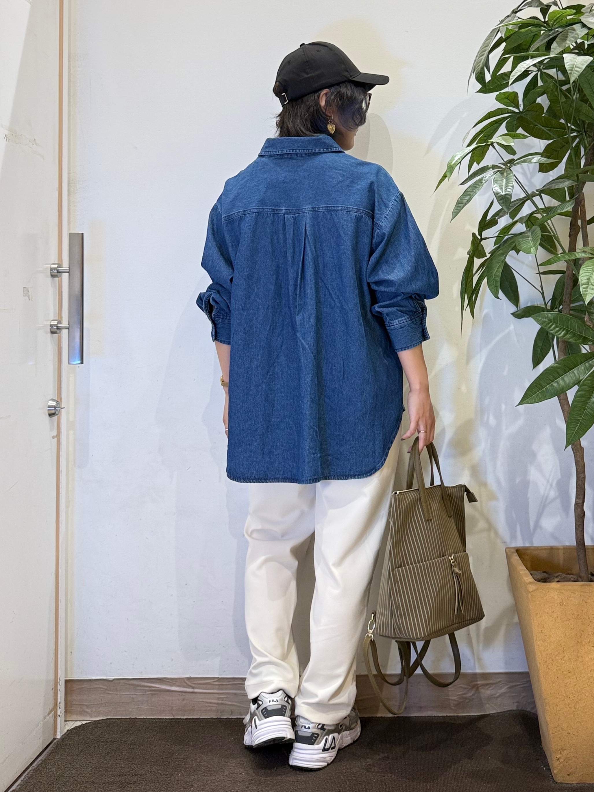 misakiさんの「SHOO･LA･RUE｜【S-LL/洗濯機可/体型カバー】ライトオンスデニム ダブルポケット オーバーサイズシャツ」を使ったコーディネート