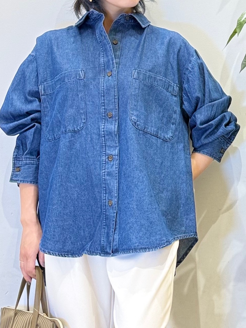 misakiさんの「SHOO･LA･RUE｜【S-LL/洗濯機可/体型カバー】ライトオンスデニム ダブルポケット オーバーサイズシャツ」を使ったコーディネート