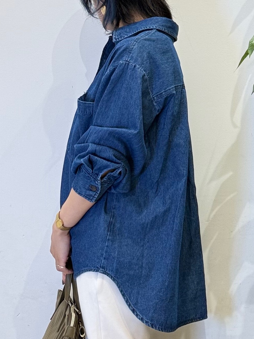 misakiさんの「SHOO･LA･RUE｜【S-LL/洗濯機可/体型カバー】ライトオンスデニム ダブルポケット オーバーサイズシャツ」を使ったコーディネート