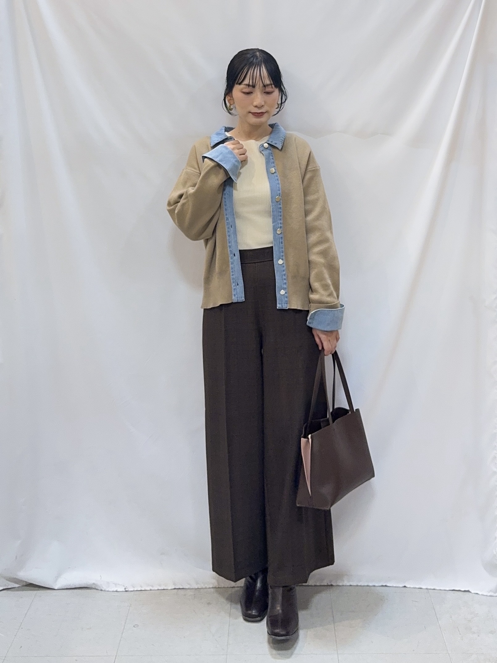 𝐇𝐢𝐫𝐨𝐦𝐢さんの「SHOO･LA･RUE｜【S-LL/洗濯機可】デニム／チェック切替でこなれ見え 金ボタンニットカーディガン」を使ったコーディネート