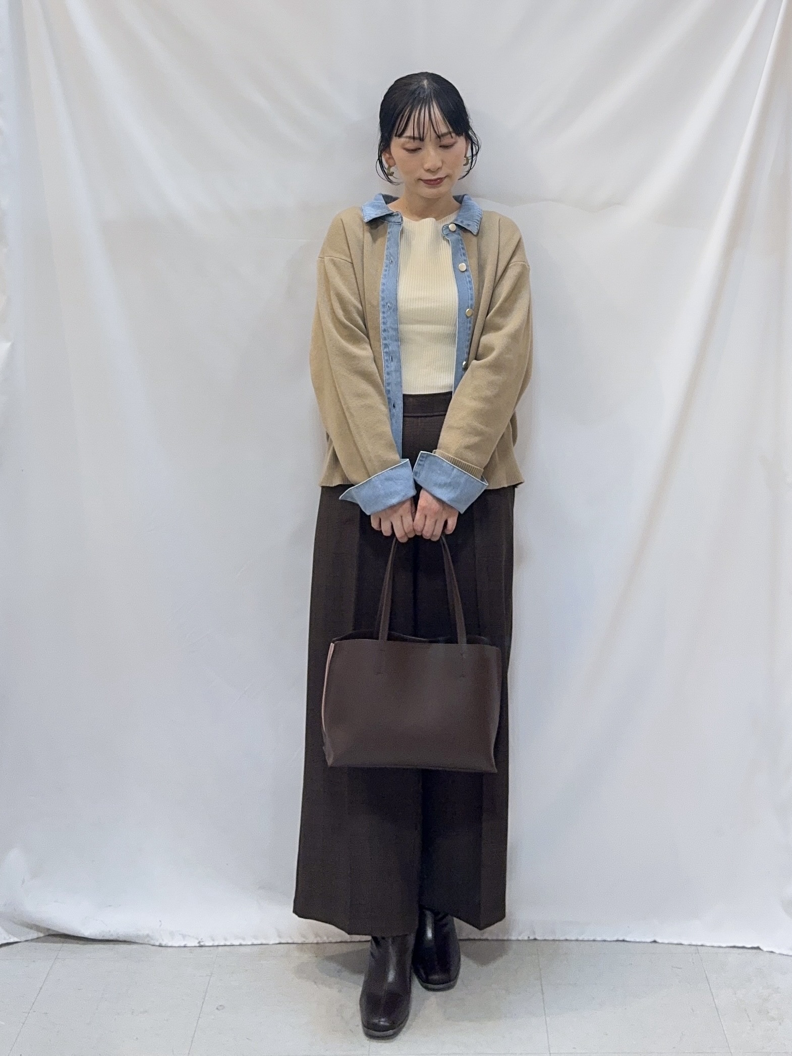𝐇𝐢𝐫𝐨𝐦𝐢さんの「SHOO･LA･RUE｜【S-LL/洗濯機可】デニム／チェック切替でこなれ見え 金ボタンニットカーディガン」を使ったコーディネート