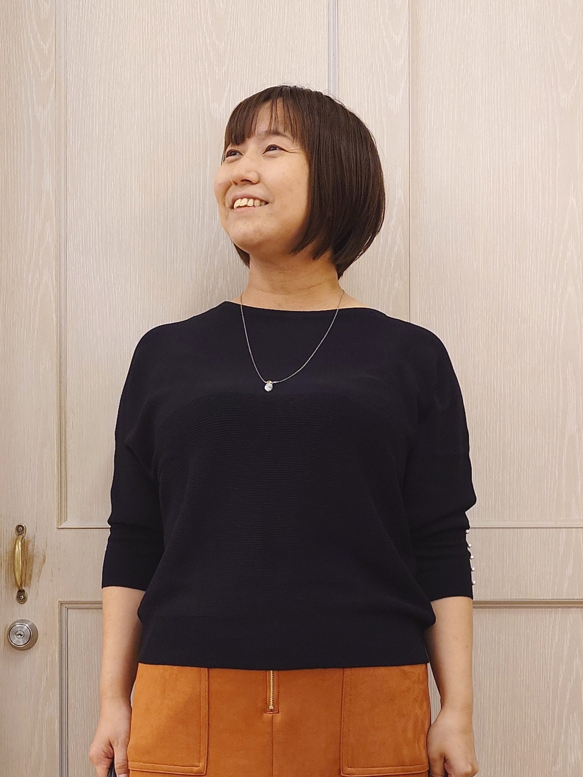 とろろさんの「SHOO･LA･RUE｜【毛玉になりにくい】パール調ボタンが女性らしさをプラス ガーター切替 7分袖ドルマンニット」を使ったコーディネート