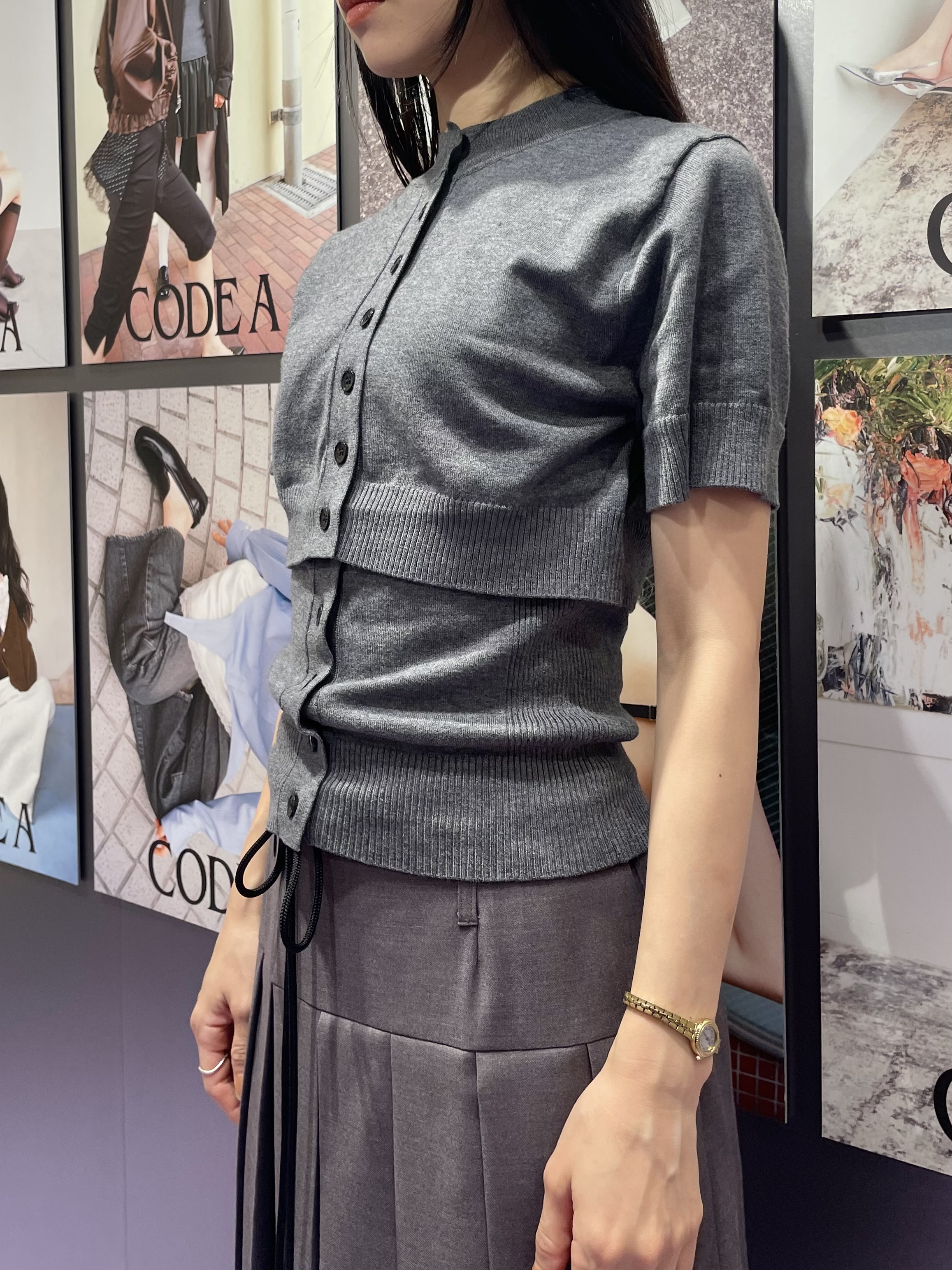 丸山加奈子さんの「CODE A｜modular button knit cardigan」を使ったコーディネート