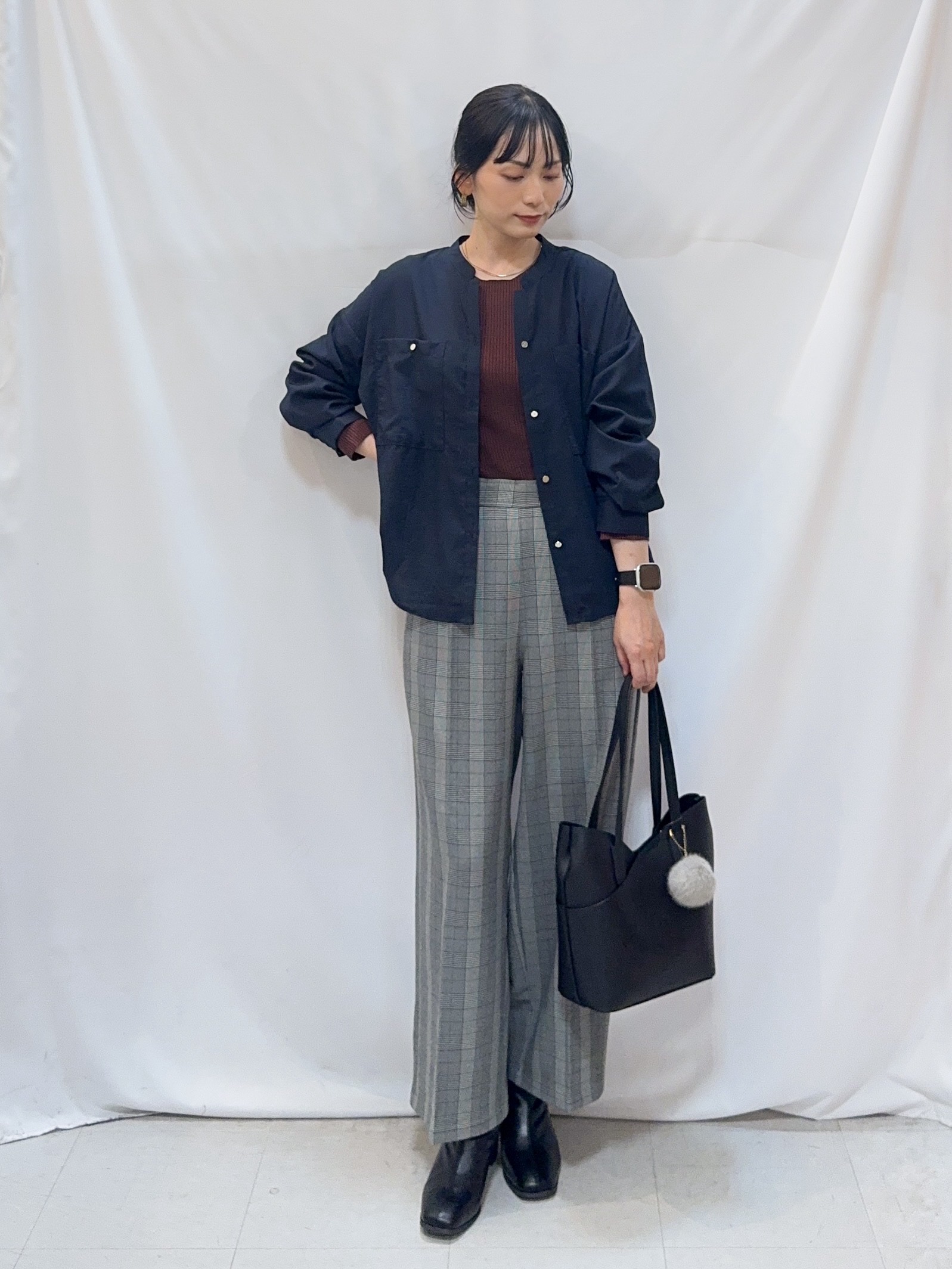 𝐇𝐢𝐫𝐨𝐦𝐢さんの「SHOO･LA･RUE｜【洗濯後しわになりにくい/S-LL】こなれ見え ゆるっと キーネック金ボタンポケットシャツ」を使ったコーディネート