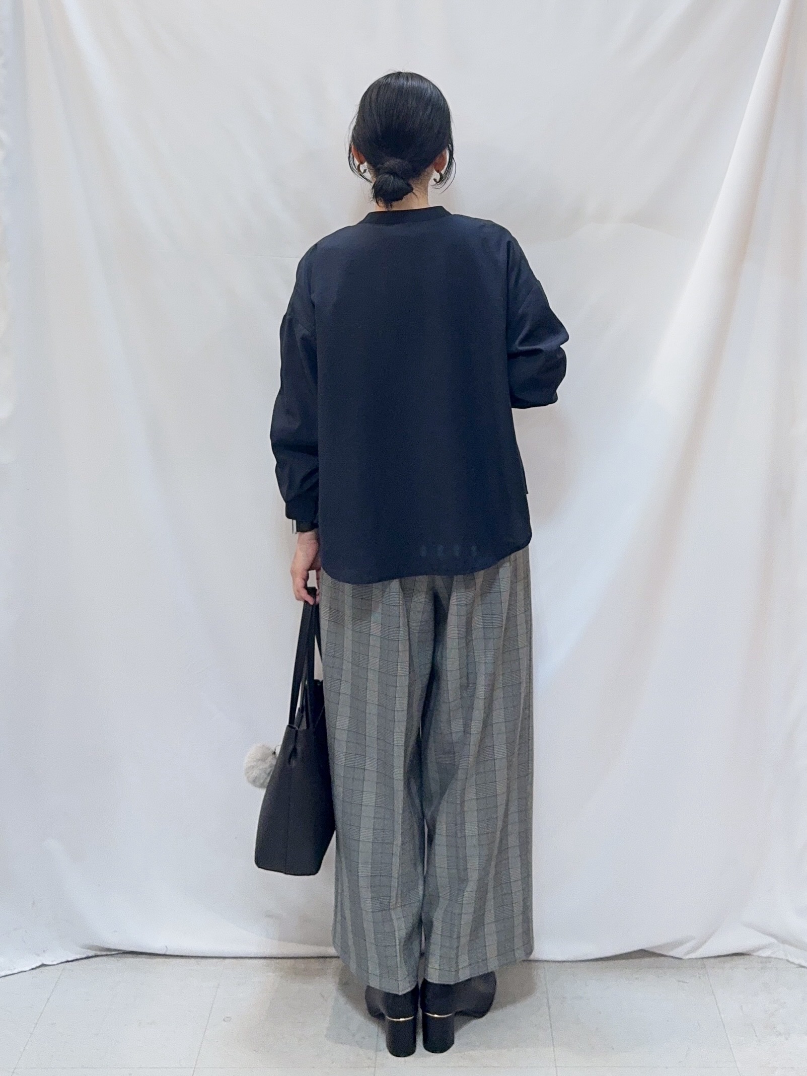 𝐇𝐢𝐫𝐨𝐦𝐢さんの「SHOO･LA･RUE｜【洗濯後しわになりにくい/S-LL】こなれ見え ゆるっと キーネック金ボタンポケットシャツ」を使ったコーディネート