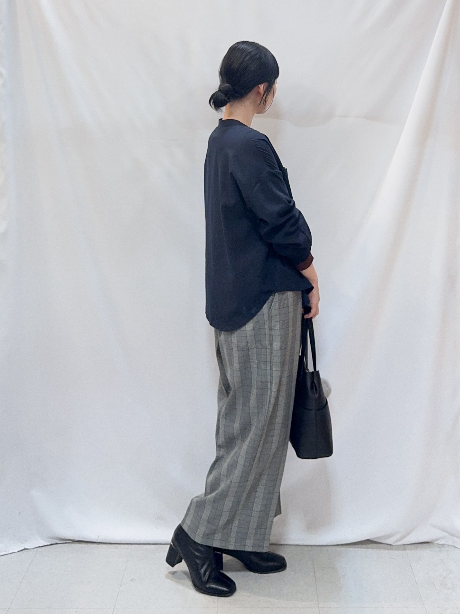 𝐇𝐢𝐫𝐨𝐦𝐢さんの「SHOO･LA･RUE｜【洗濯後しわになりにくい/S-LL】こなれ見え ゆるっと キーネック金ボタンポケットシャツ」を使ったコーディネート