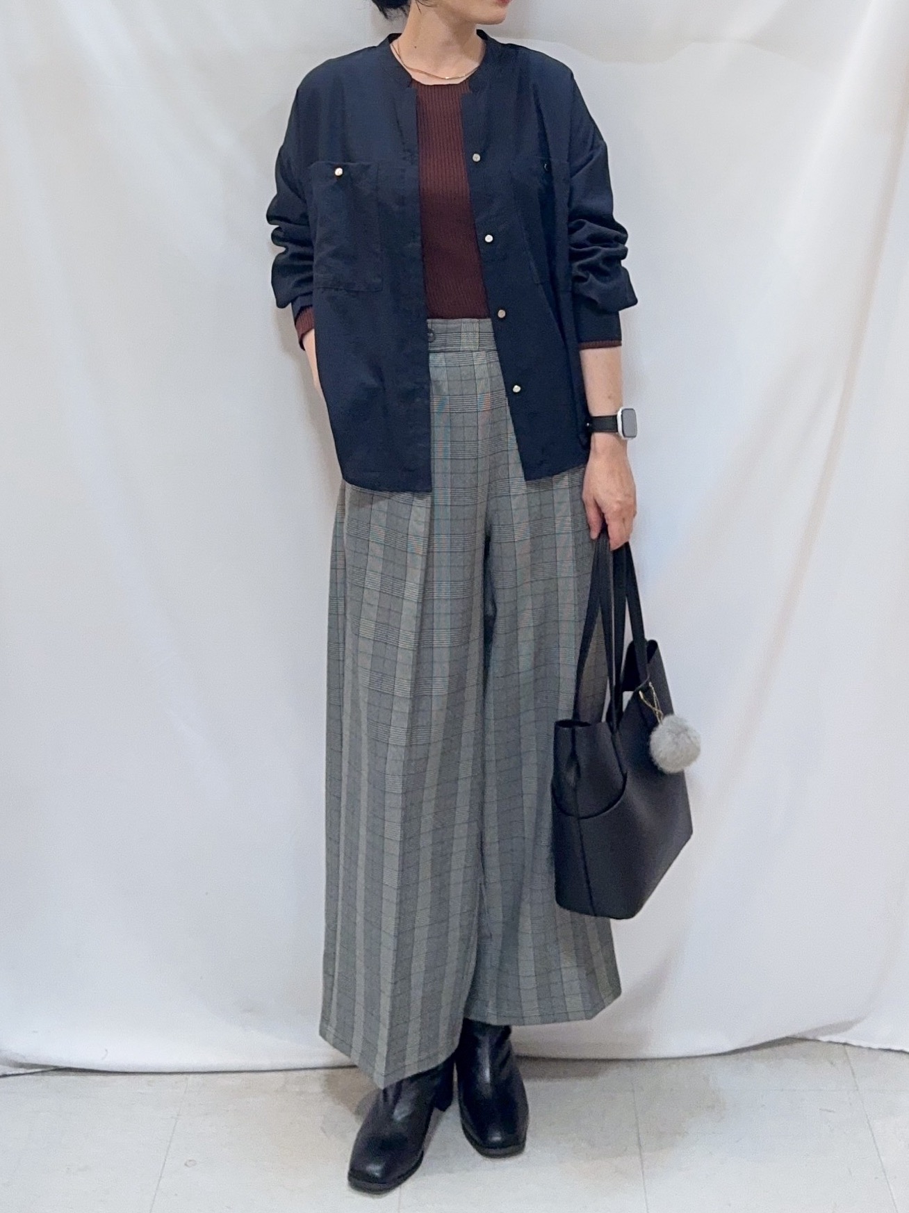𝐇𝐢𝐫𝐨𝐦𝐢さんの「SHOO･LA･RUE｜【洗濯後しわになりにくい/S-LL】こなれ見え ゆるっと キーネック金ボタンポケットシャツ」を使ったコーディネート