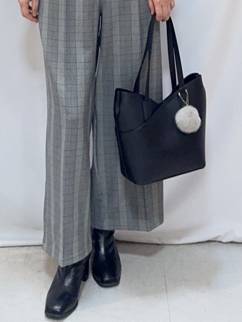 𝐇𝐢𝐫𝐨𝐦𝐢さんの「SHOO･LA･RUE｜【洗濯後しわになりにくい/S-LL】こなれ見え ゆるっと キーネック金ボタンポケットシャツ」を使ったコーディネート