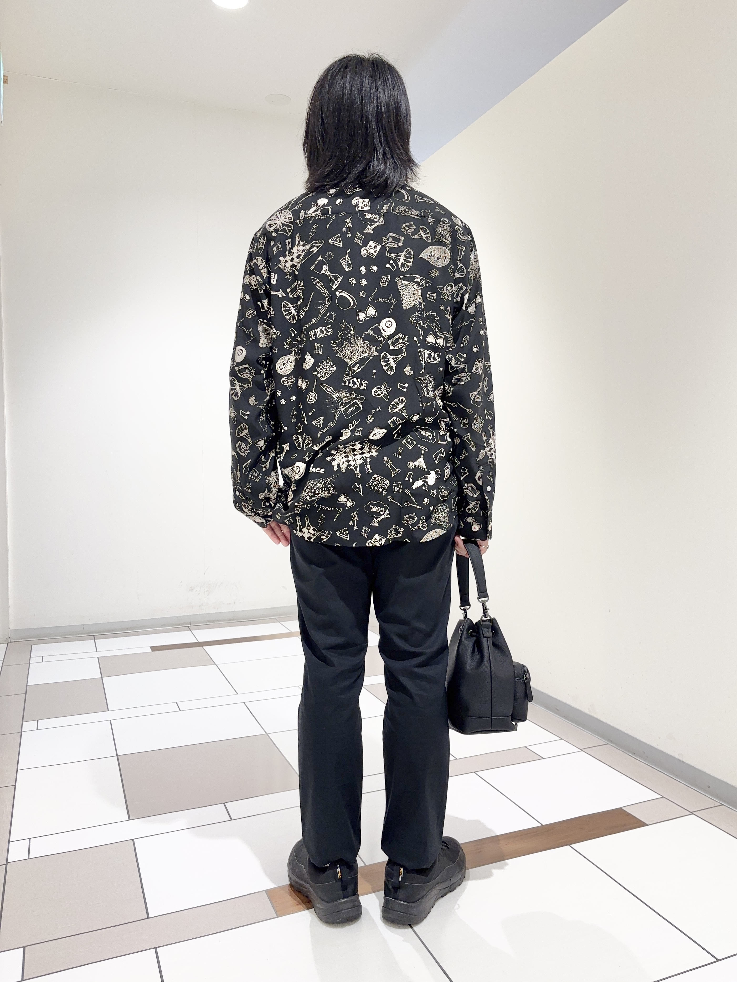 及川さんの「TAKEO KIKUCHI｜【BOWLER HAT LABEL】日本製PLAYプリントシャツ」を使ったコーディネート