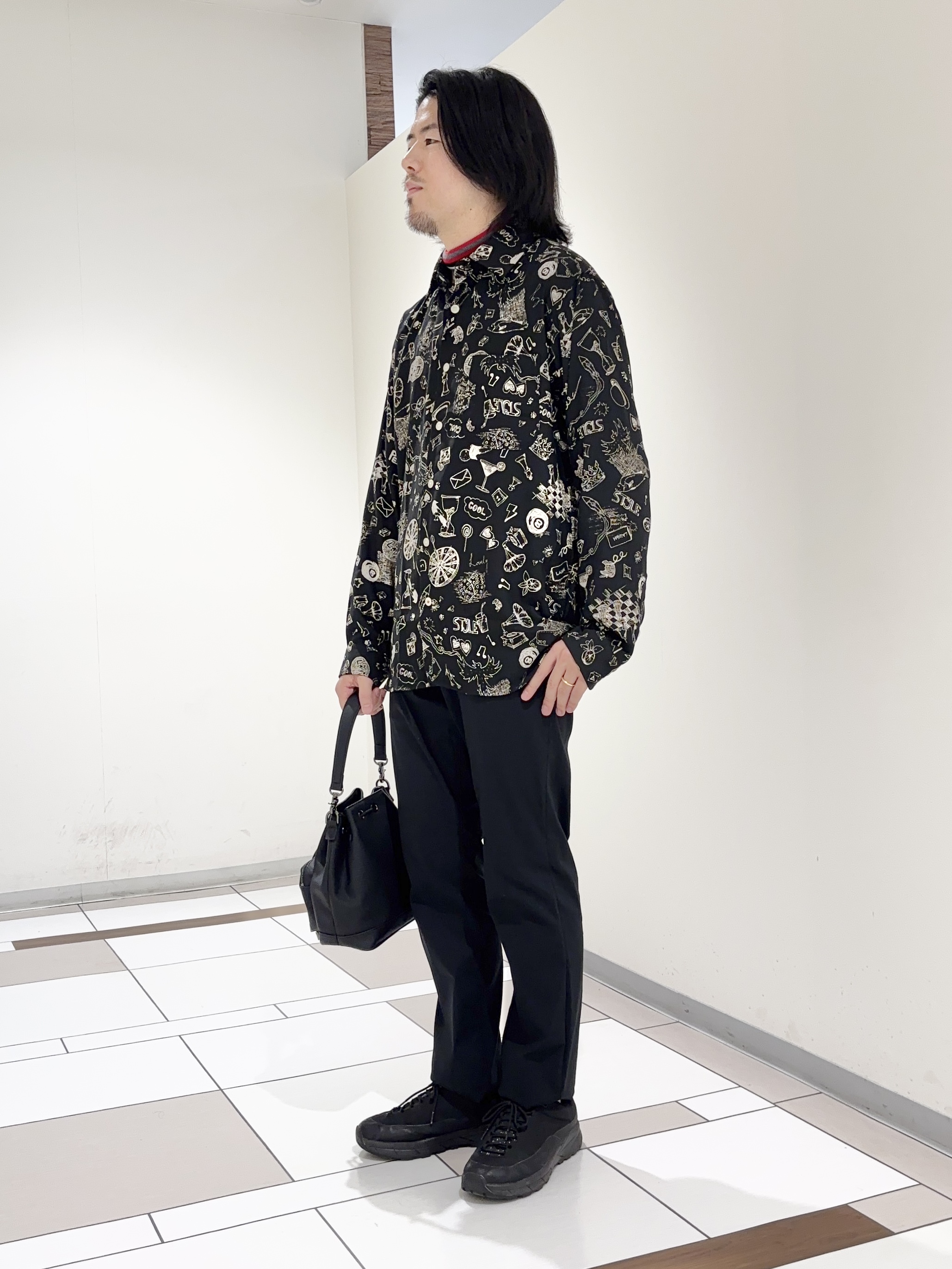 及川さんの「TAKEO KIKUCHI｜【BOWLER HAT LABEL】日本製PLAYプリントシャツ」を使ったコーディネート