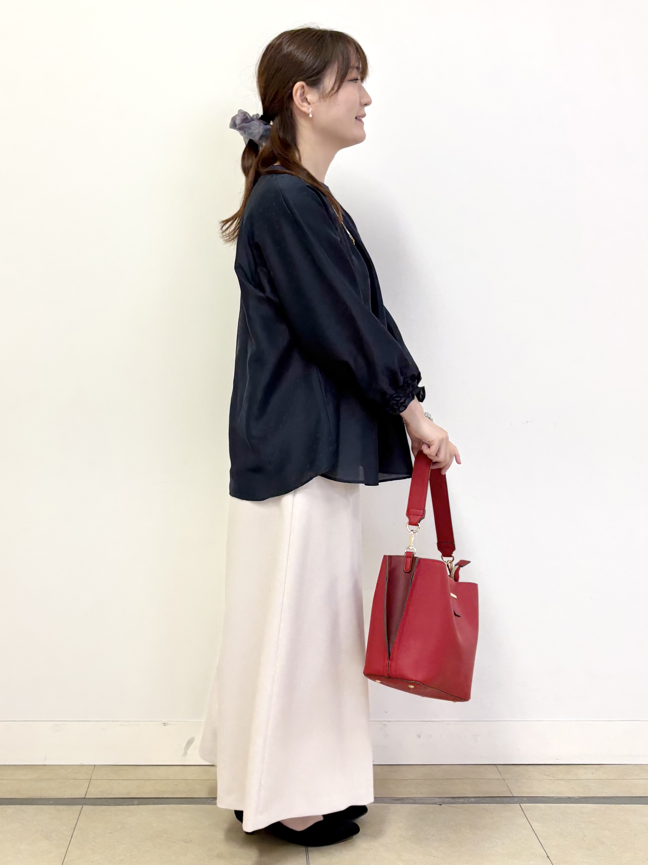 mikiさんの「Reflect｜タックデザイン ラグランスリーブブラウス」を使ったコーディネート
