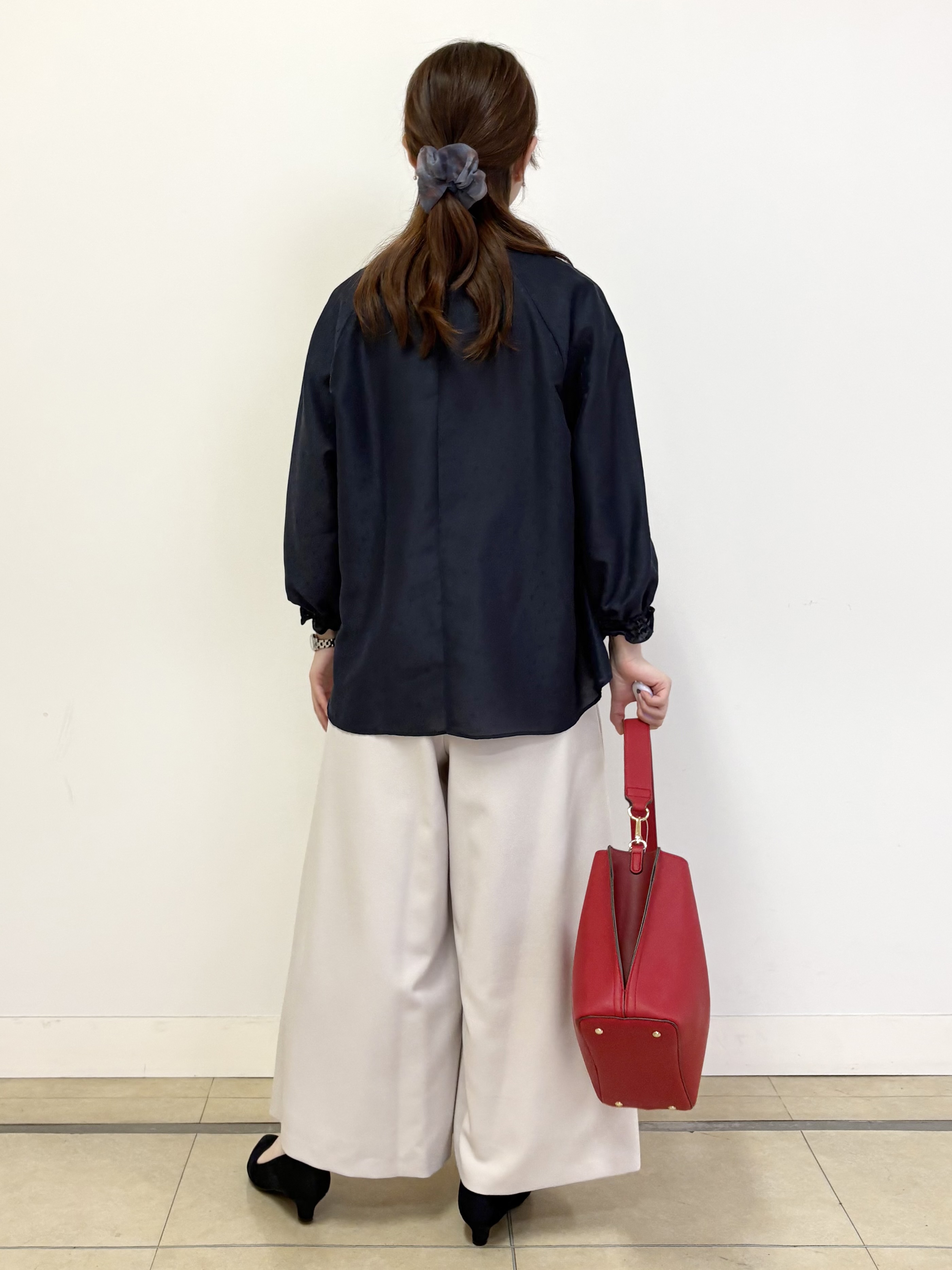 mikiさんの「Reflect｜タックデザイン ラグランスリーブブラウス」を使ったコーディネート