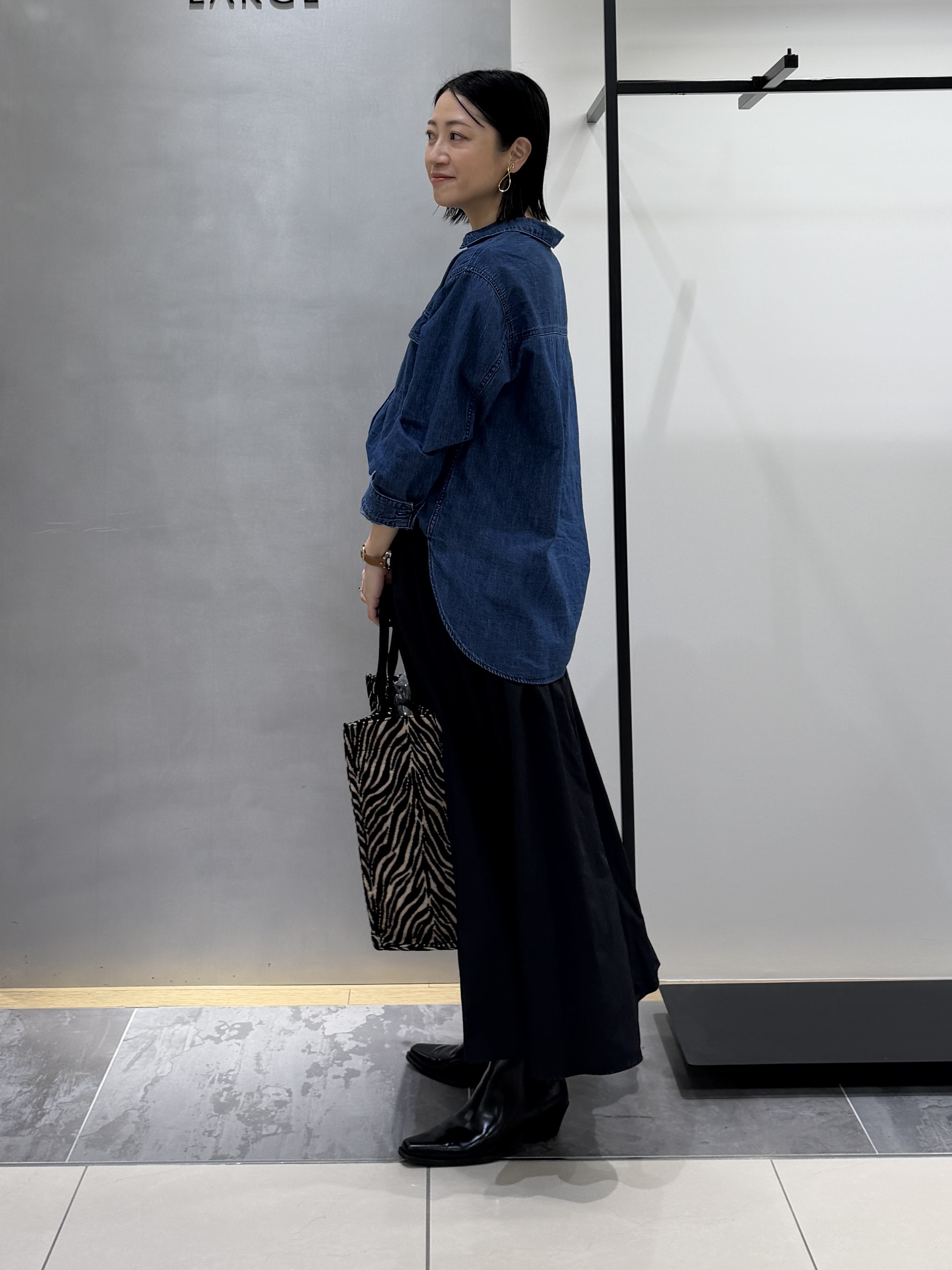 shihoさんの「INDIVI｜【洗える／体型カバー】ライトデニム ワークシャツ」を使ったコーディネート