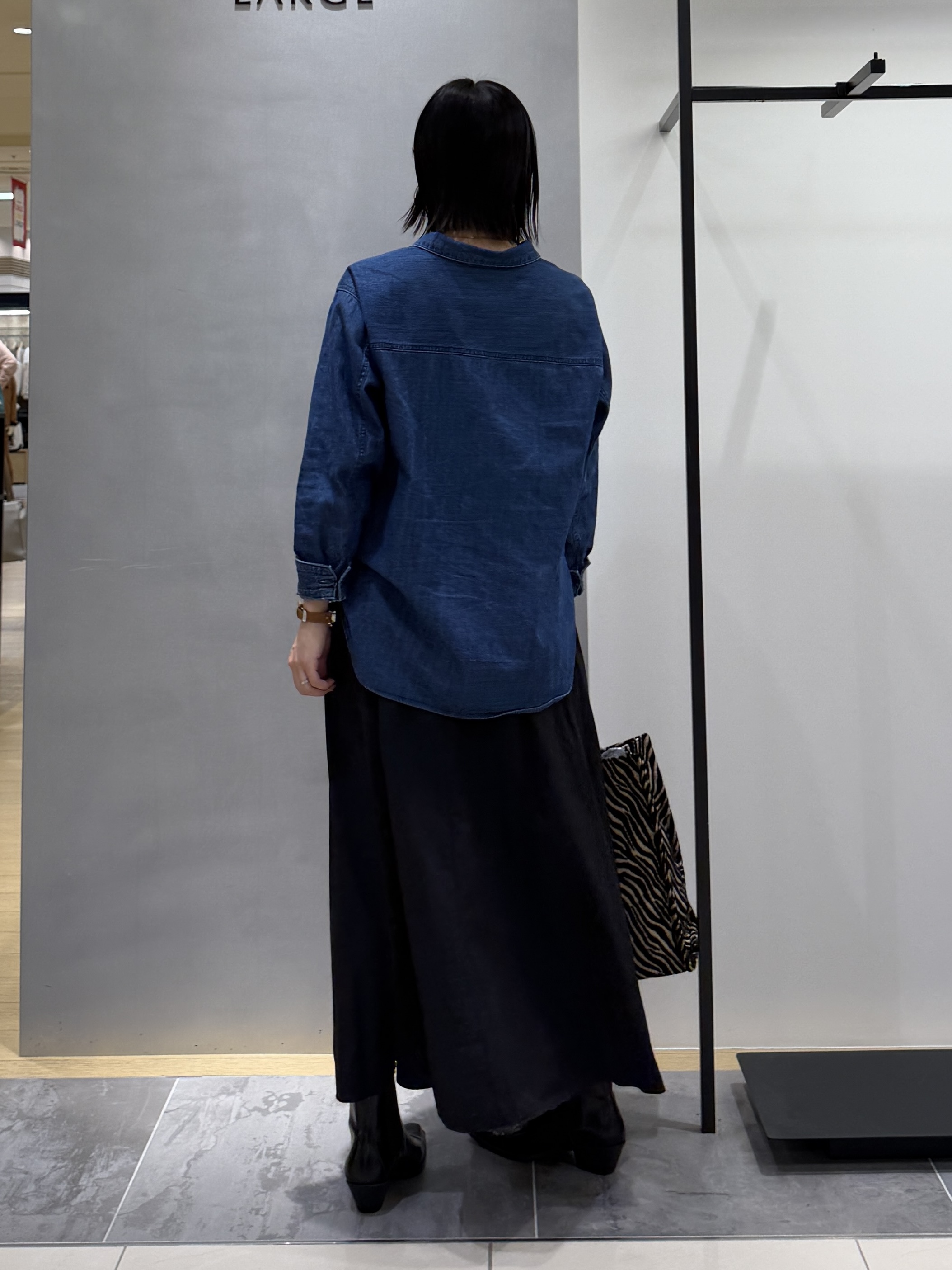 shihoさんの「INDIVI｜【洗える／体型カバー】ライトデニム ワークシャツ」を使ったコーディネート