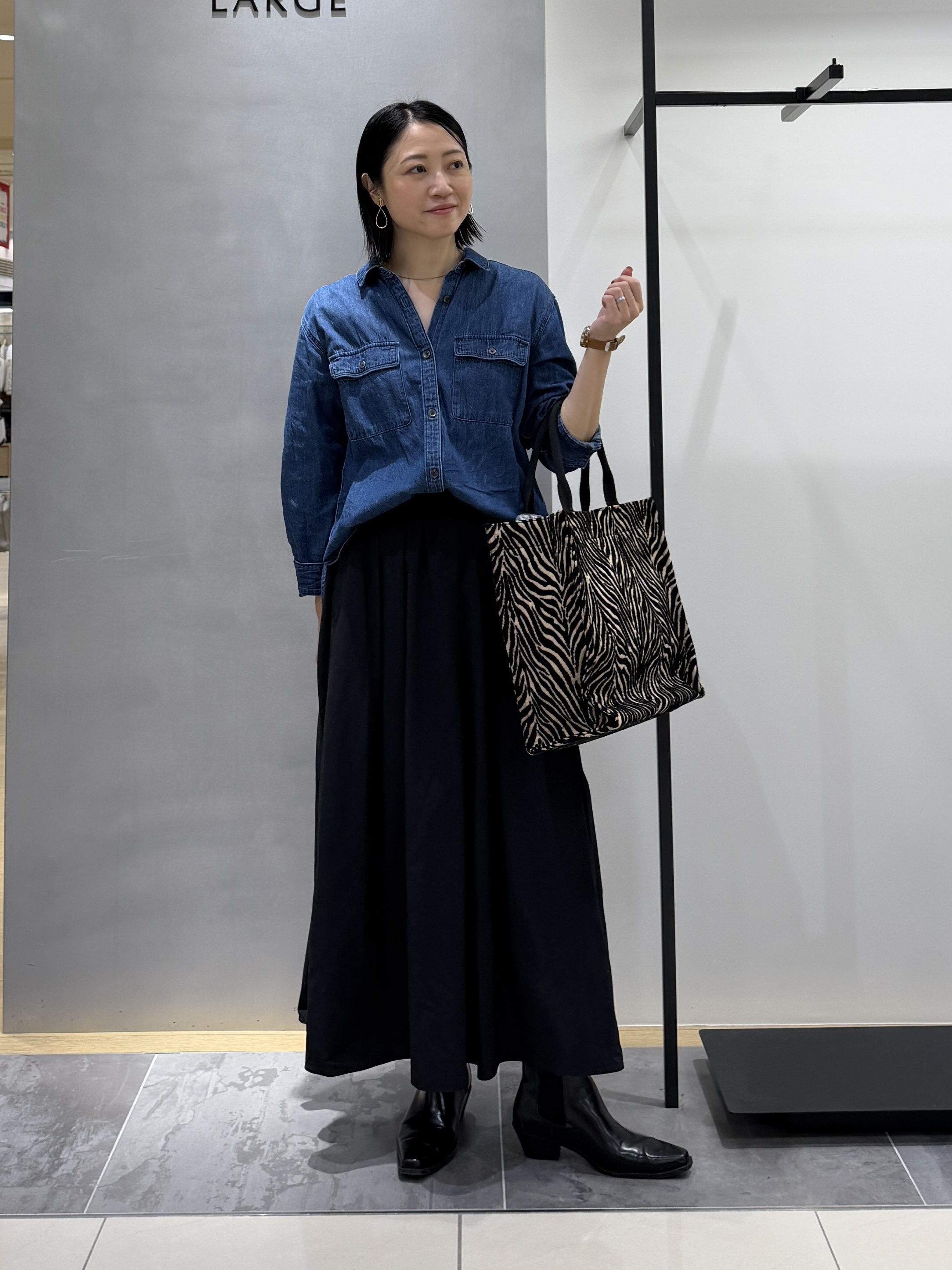 shihoさんの「INDIVI｜【洗える／体型カバー】ライトデニム ワークシャツ」を使ったコーディネート