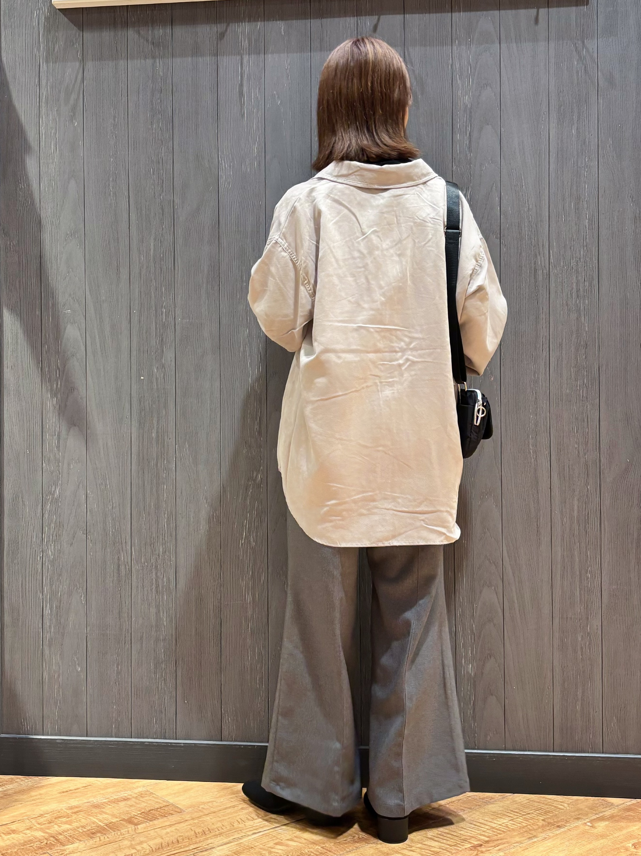 meiさんの「SHOO･LA･RUE｜【S-LL/洗濯機可】なめらかさが心地いい。スエード調ポケットシャツ」を使ったコーディネート