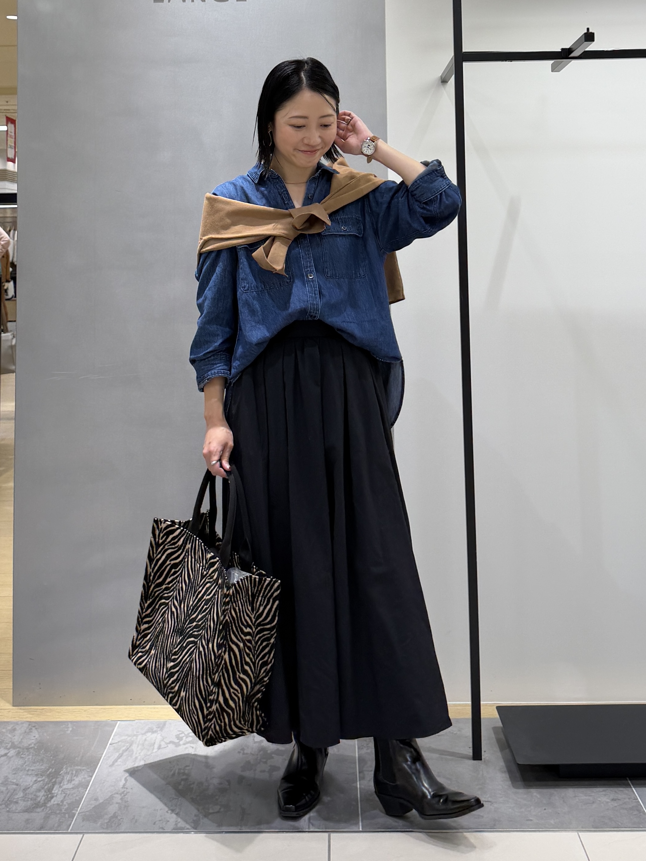 shihoさんの「INDIVI｜【洗える／体型カバー】ライトデニム ワークシャツ」を使ったコーディネート