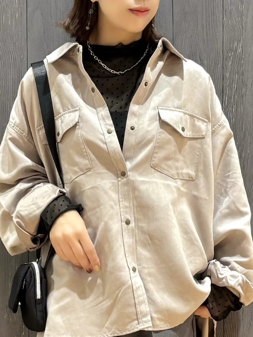 meiさんの「SHOO･LA･RUE｜【S-LL/洗濯機可】なめらかさが心地いい。スエード調ポケットシャツ」を使ったコーディネート