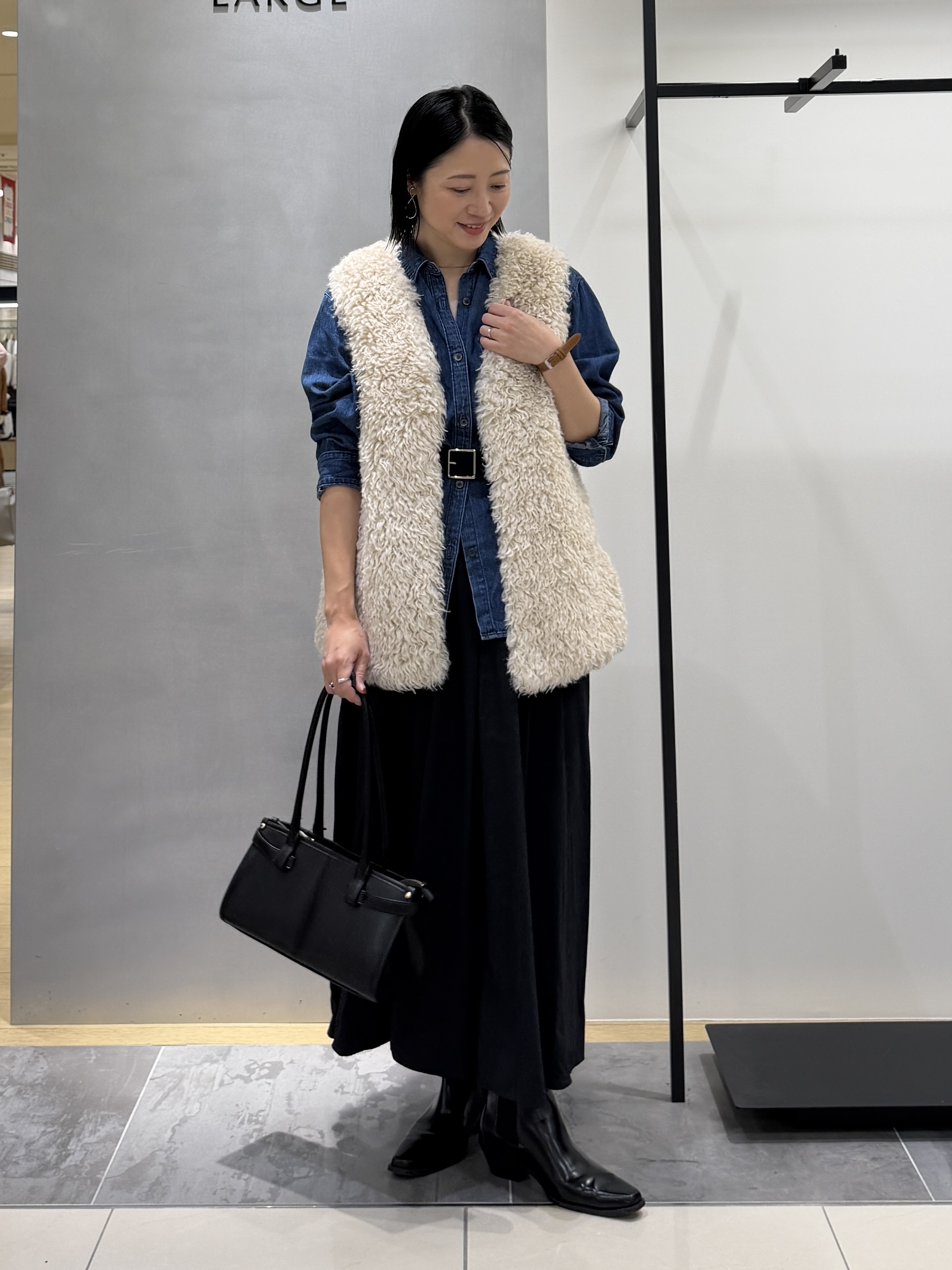 shihoさんの「INDIVI｜【洗える／体型カバー】ライトデニム ワークシャツ」を使ったコーディネート