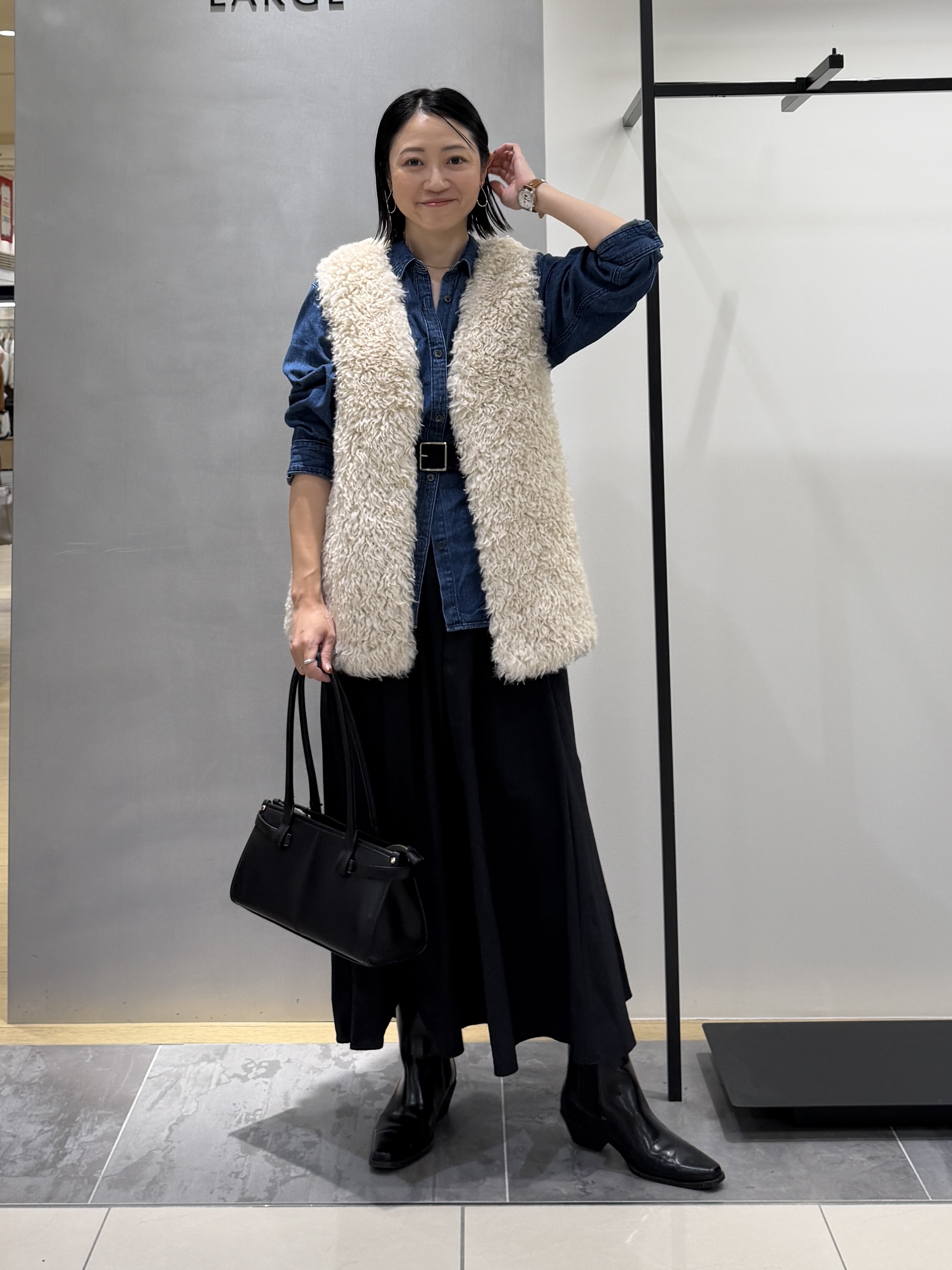 shihoさんの「INDIVI｜【洗える／体型カバー】ライトデニム ワークシャツ」を使ったコーディネート